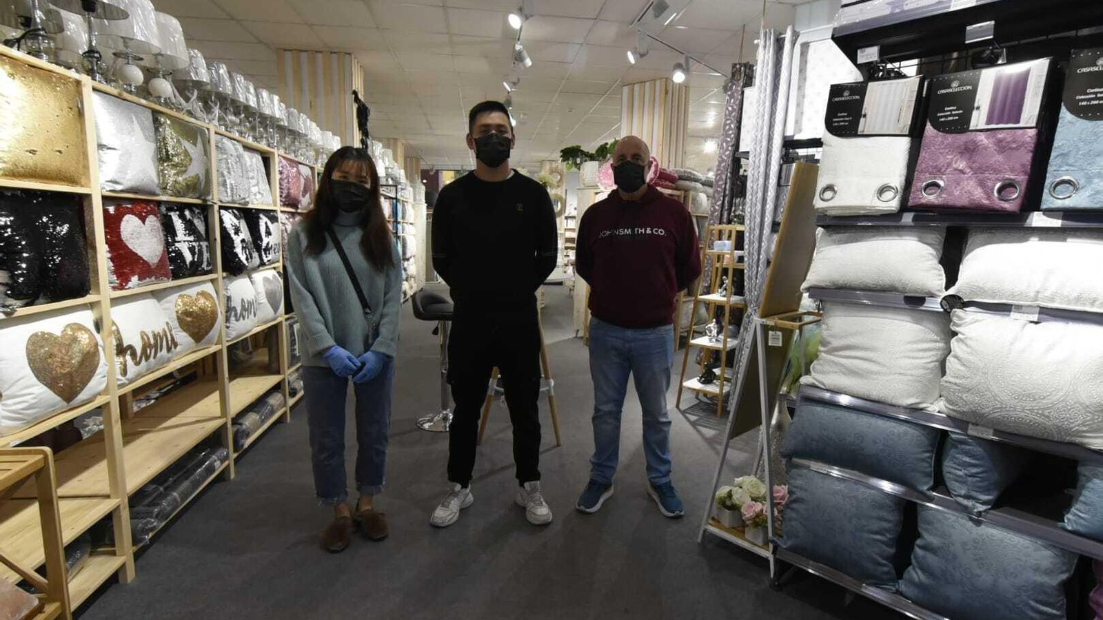 Los propietarios de CashAlgeciras, con José Luis Alcaraz, de Acaip.