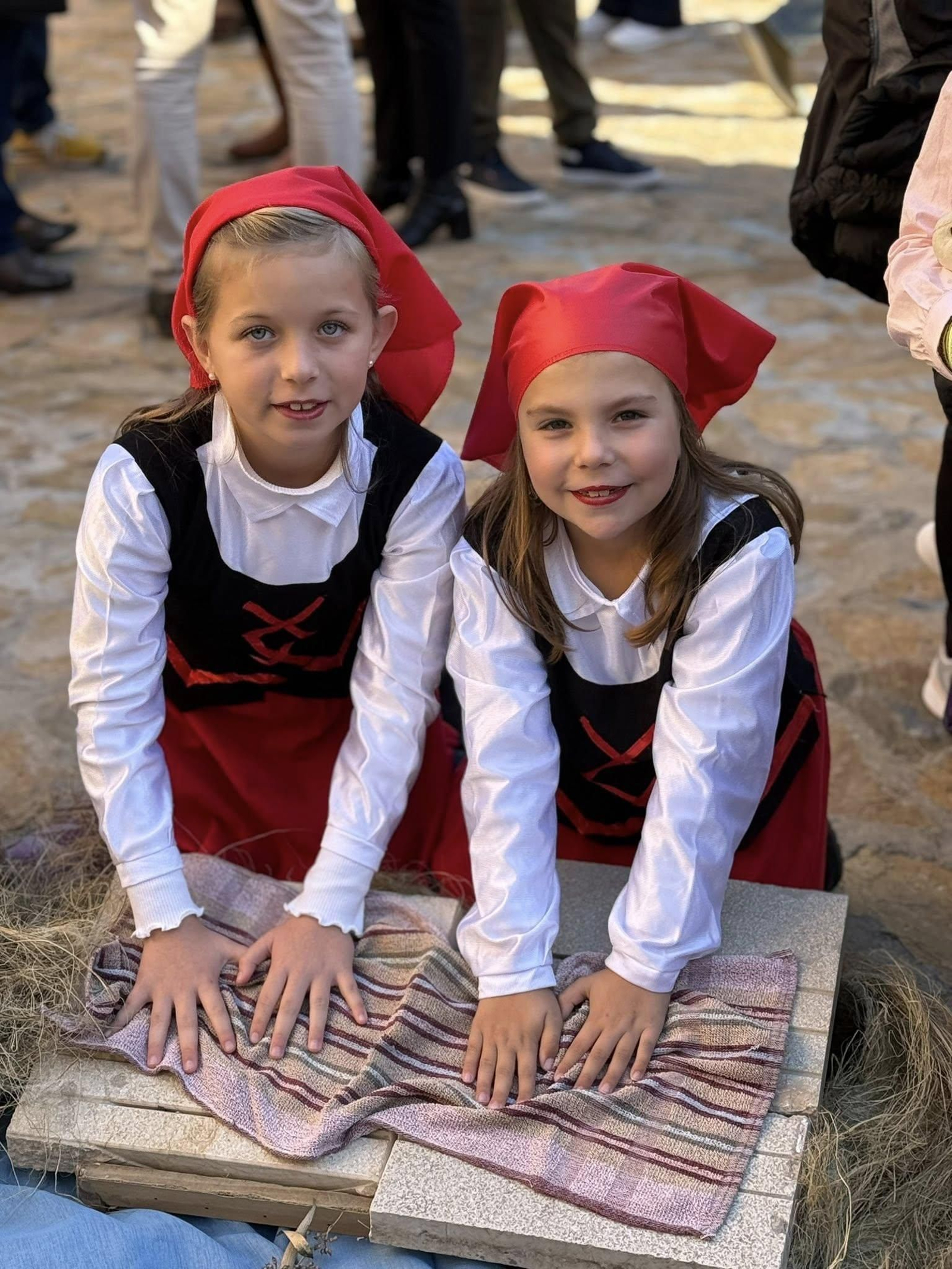 Así fue la inauguración del Belén Municipal de Mojácar entre villancicos y dulces navideños