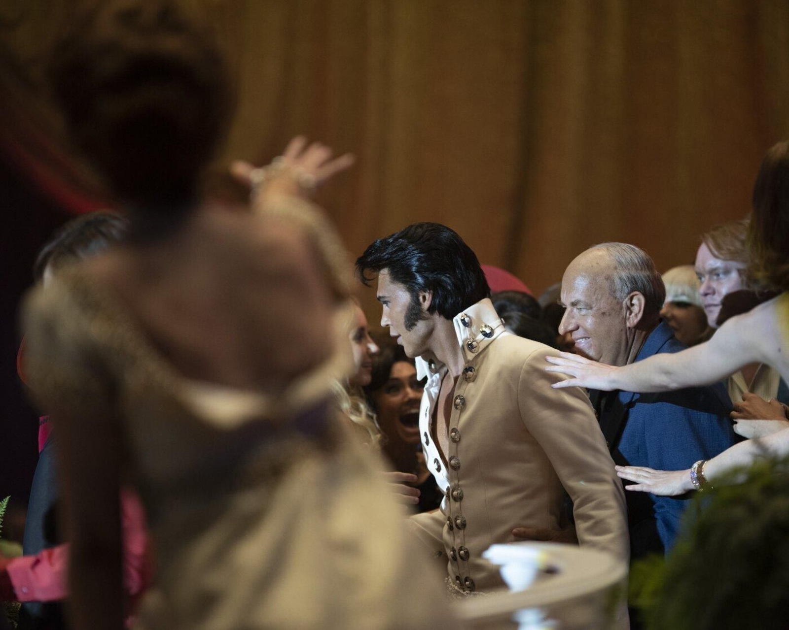 Austin Butler, caracterizado como Elvis.