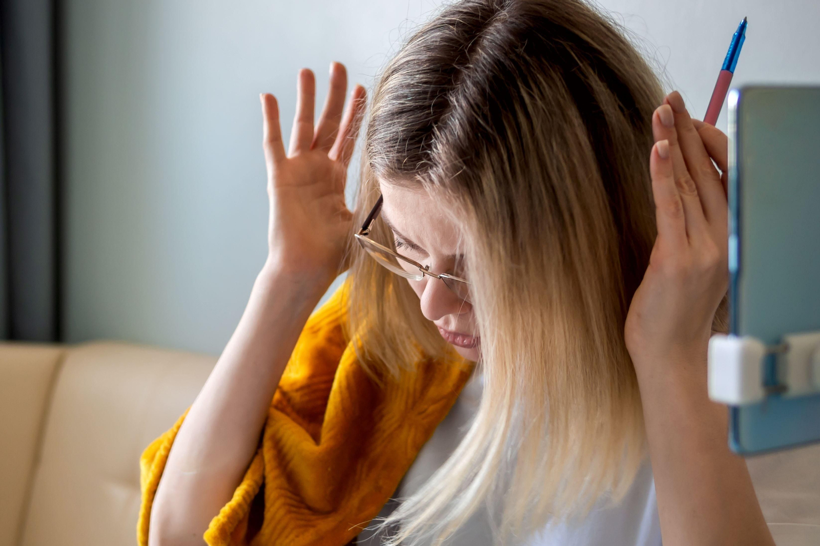 Una mujer perdiendo los nervios en el trabajo.