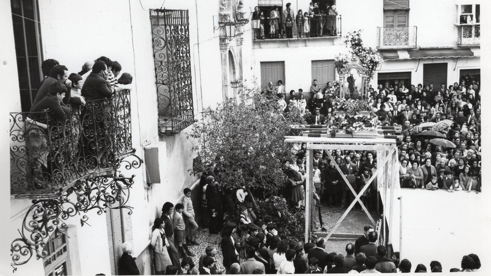 Momento del paso de la virgen por las calles de Albox en 1975