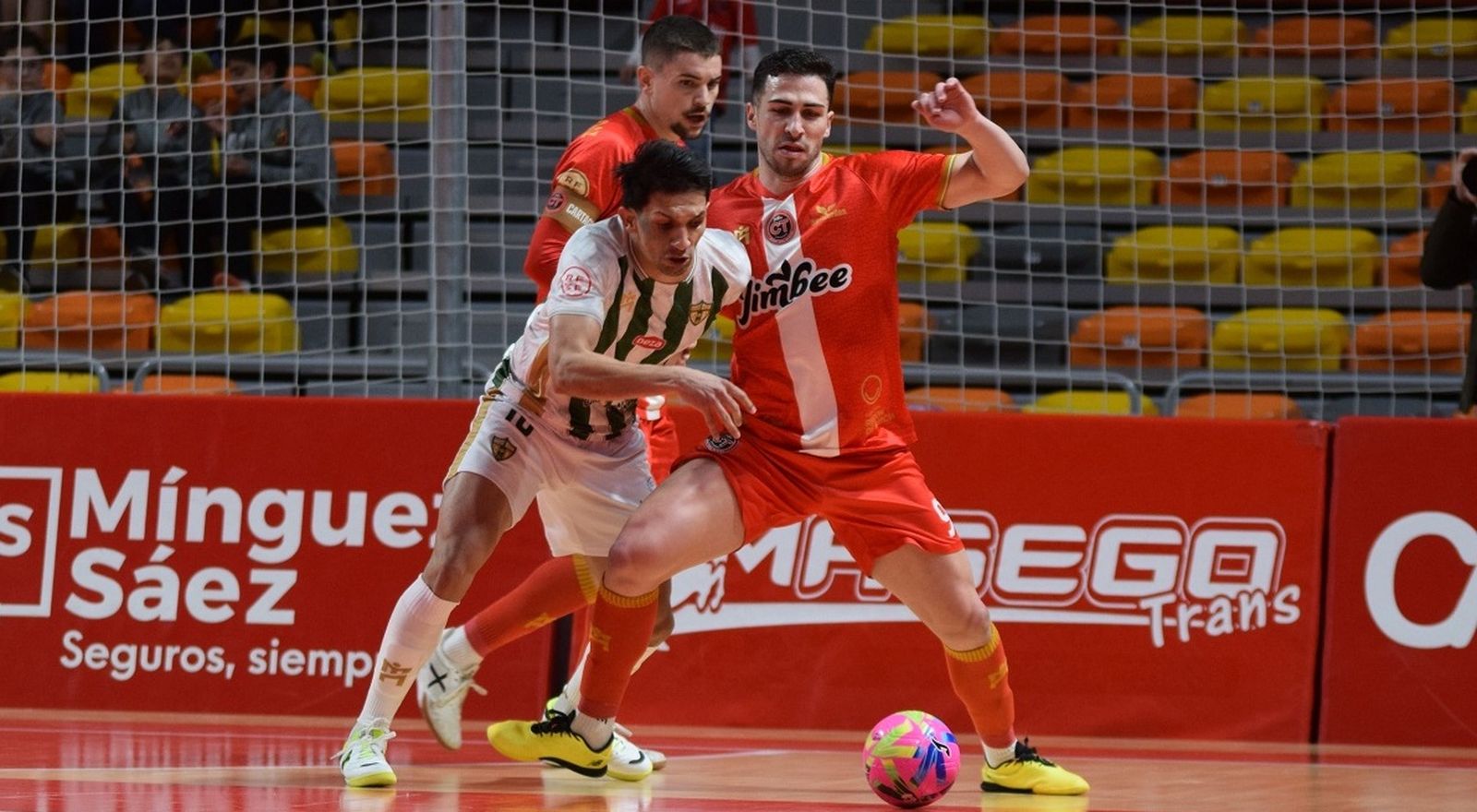 Arnaldo Báez intenta esquivar la presión de dos rivales.