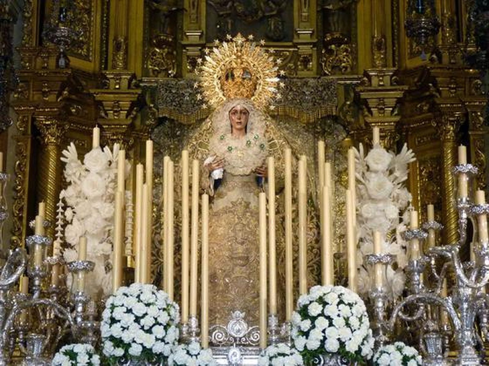 La Macarena en su paso con la candelería al completo.

Foto: Ruesga Bono