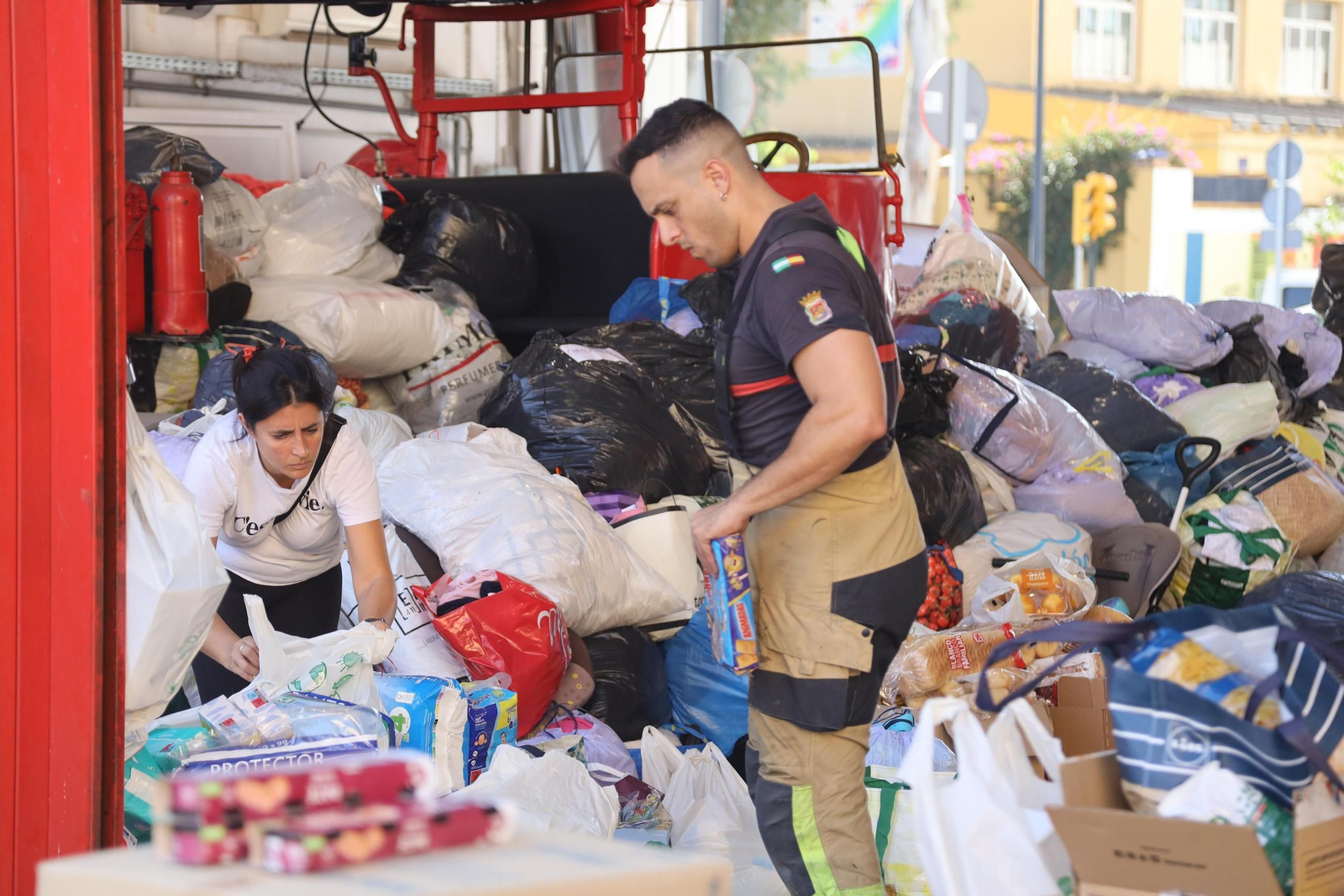 Donaciones en los parques de bomberos de Málaga para Valencia