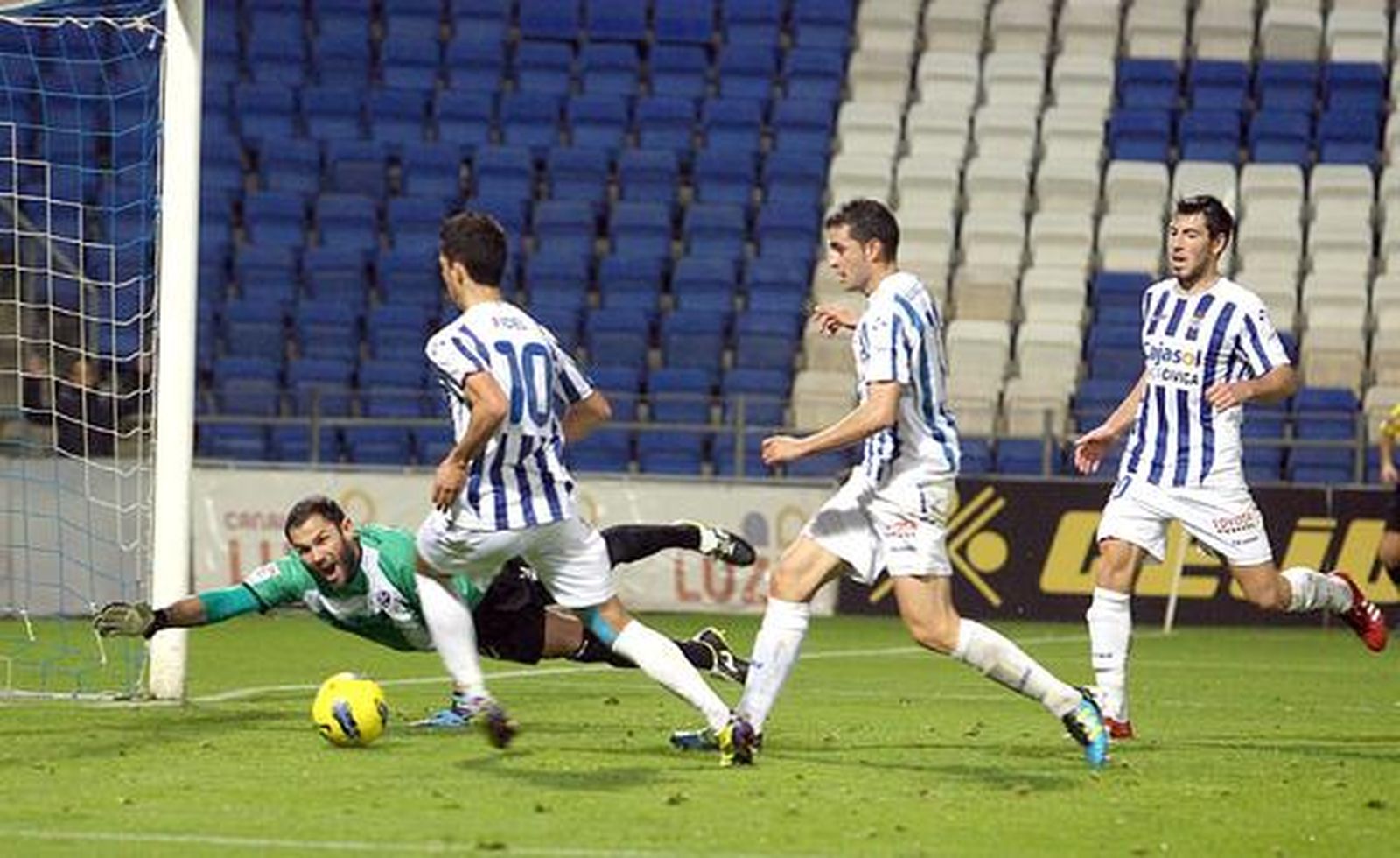 El Recreativo no pasa del empate en casa ante el Huesca. / Espínola