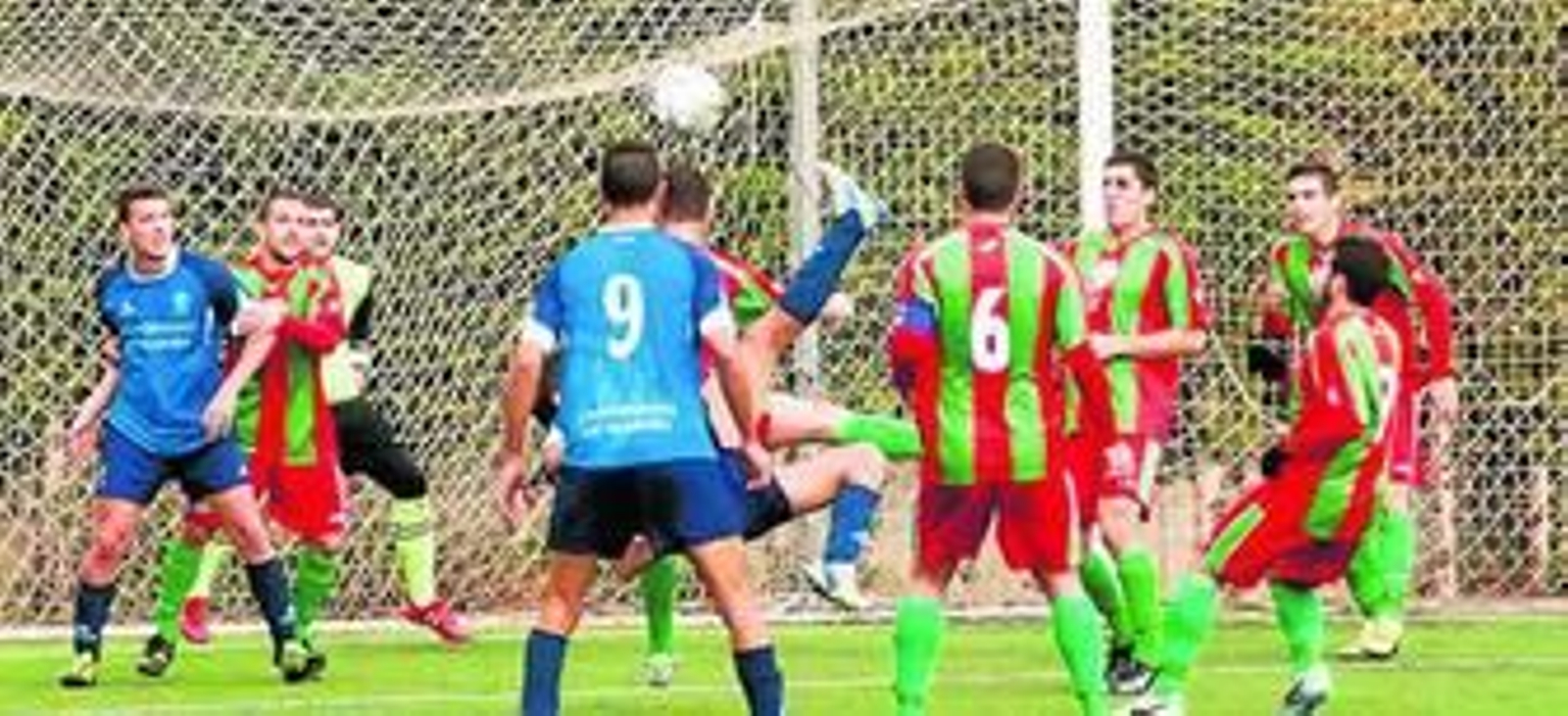 Jugadors en una de las jugadas del encuentro celebrado en el campo del Pavía.