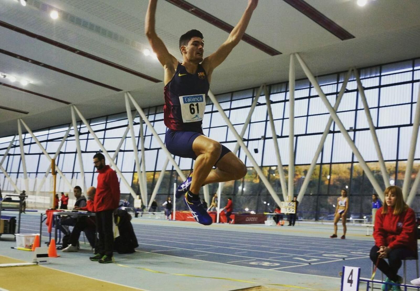 Héctor Santos salta en una competición anterior.