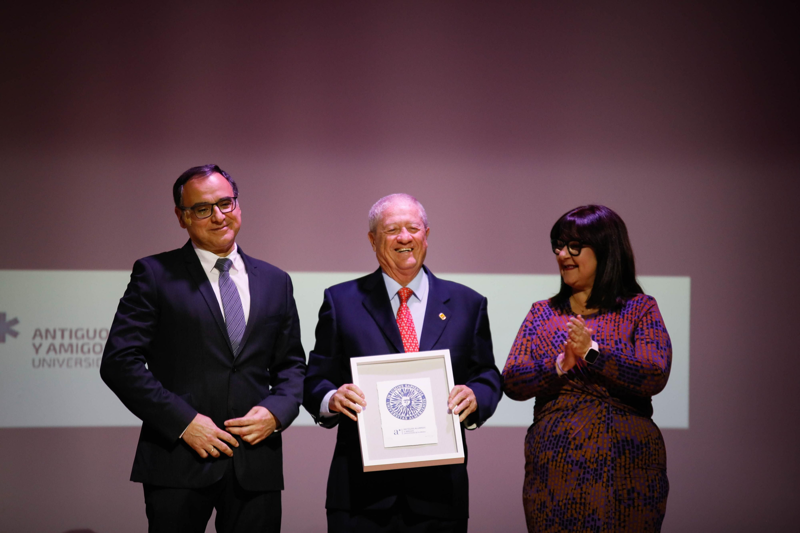 Imágenes del acto de reconocimiento a antiguos alumnos y amigos de honor en la UAL