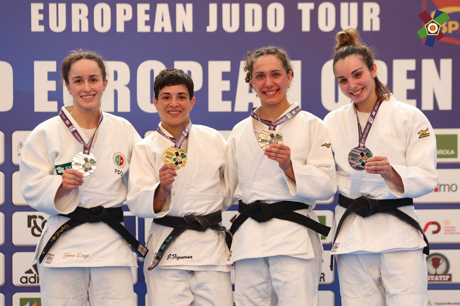 Julia Figueroa -la segunda a la izquierda- sostiene el oro obtenido en el Open de Europa de Madrid.