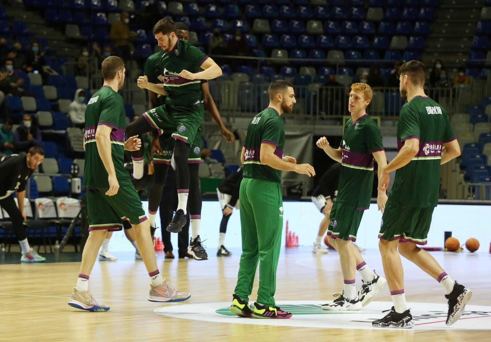 Calentamiento de los jugadores del Unicaja.