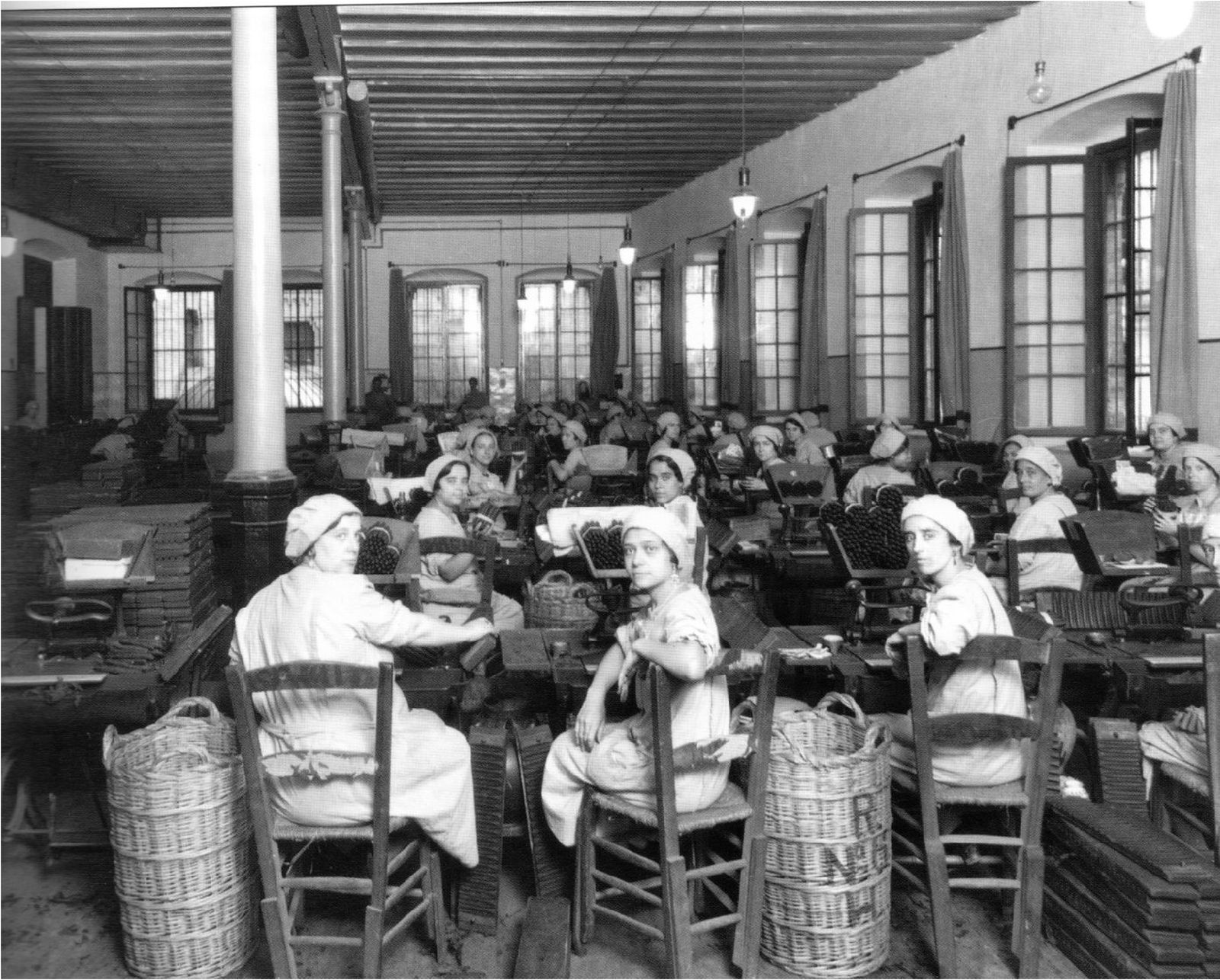 Las cigarreras  cuando hacían su trabajo a mano.