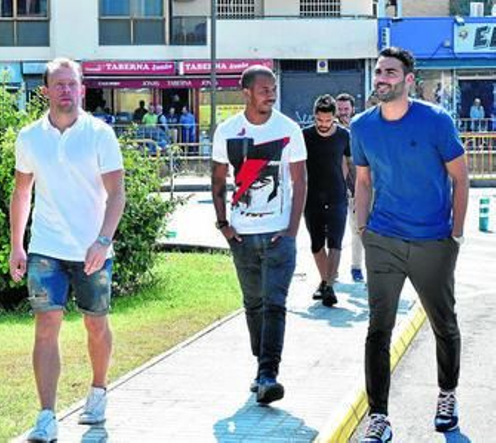 Kronh-Dehli, Mariano e Iborra, en la visita al Hospital Infantil.