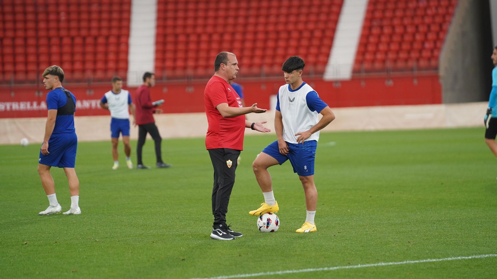 Alberto Lasarte conversa con Joan, mediocentro del filial.