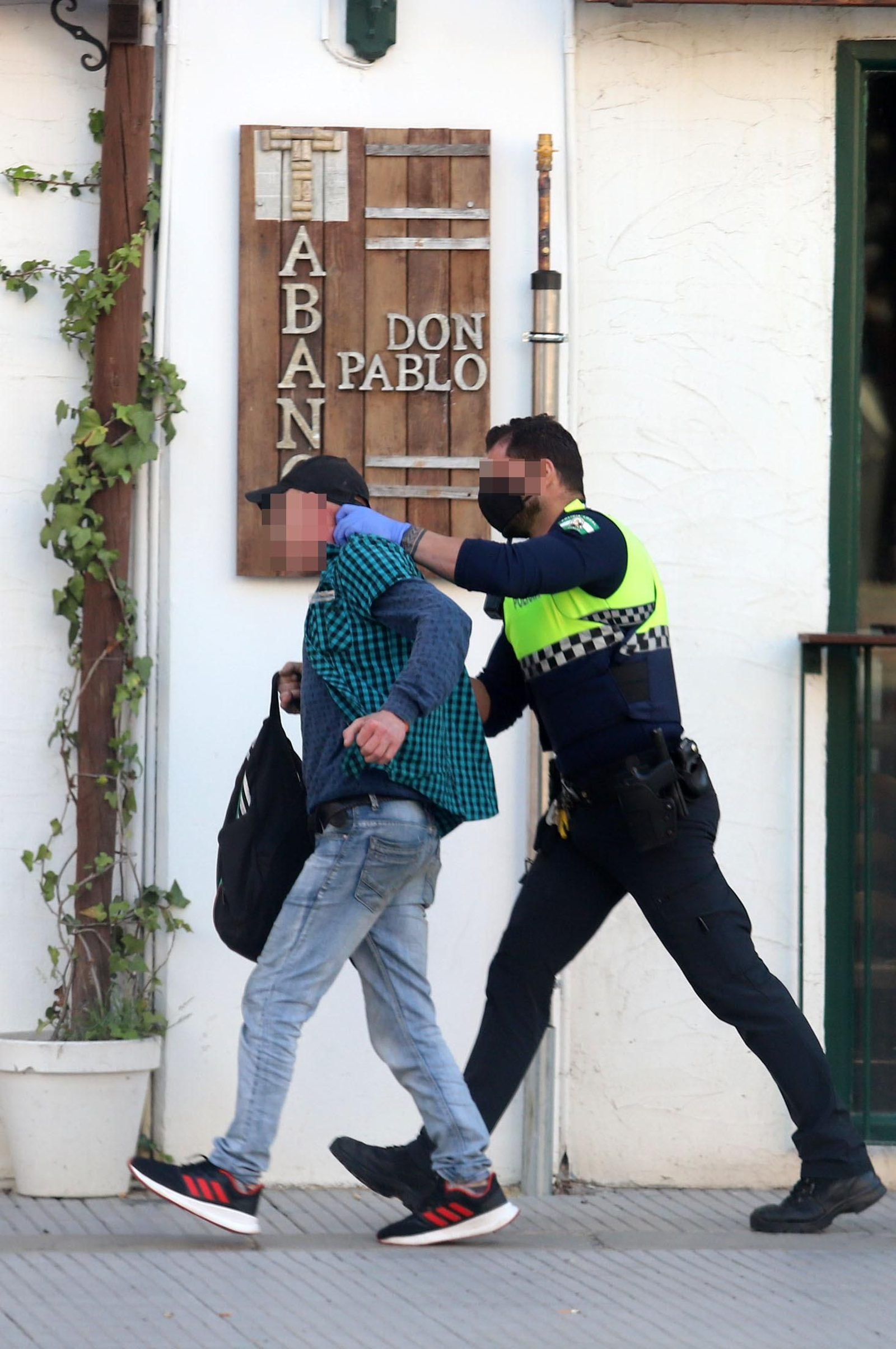 Imágenes de la actuación de la Policía Local en un altercado de desorden público en un supermercado