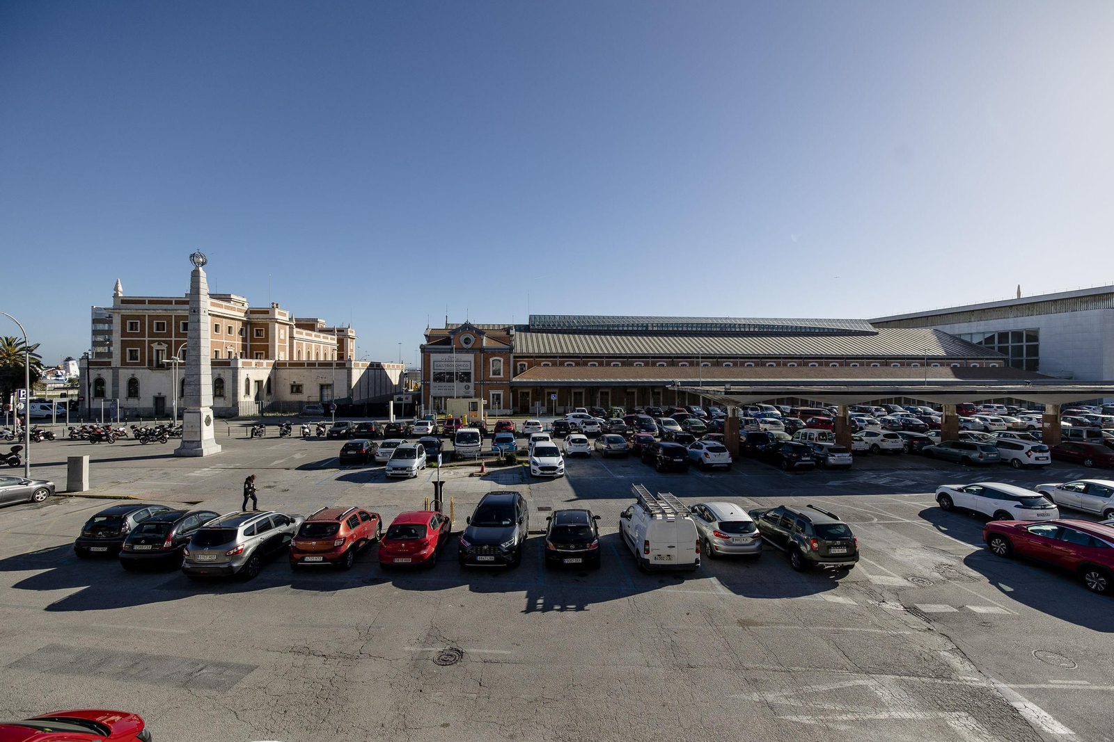 Una vista de la zona de aparcamiento que, se supone, algún día será un parque público.
