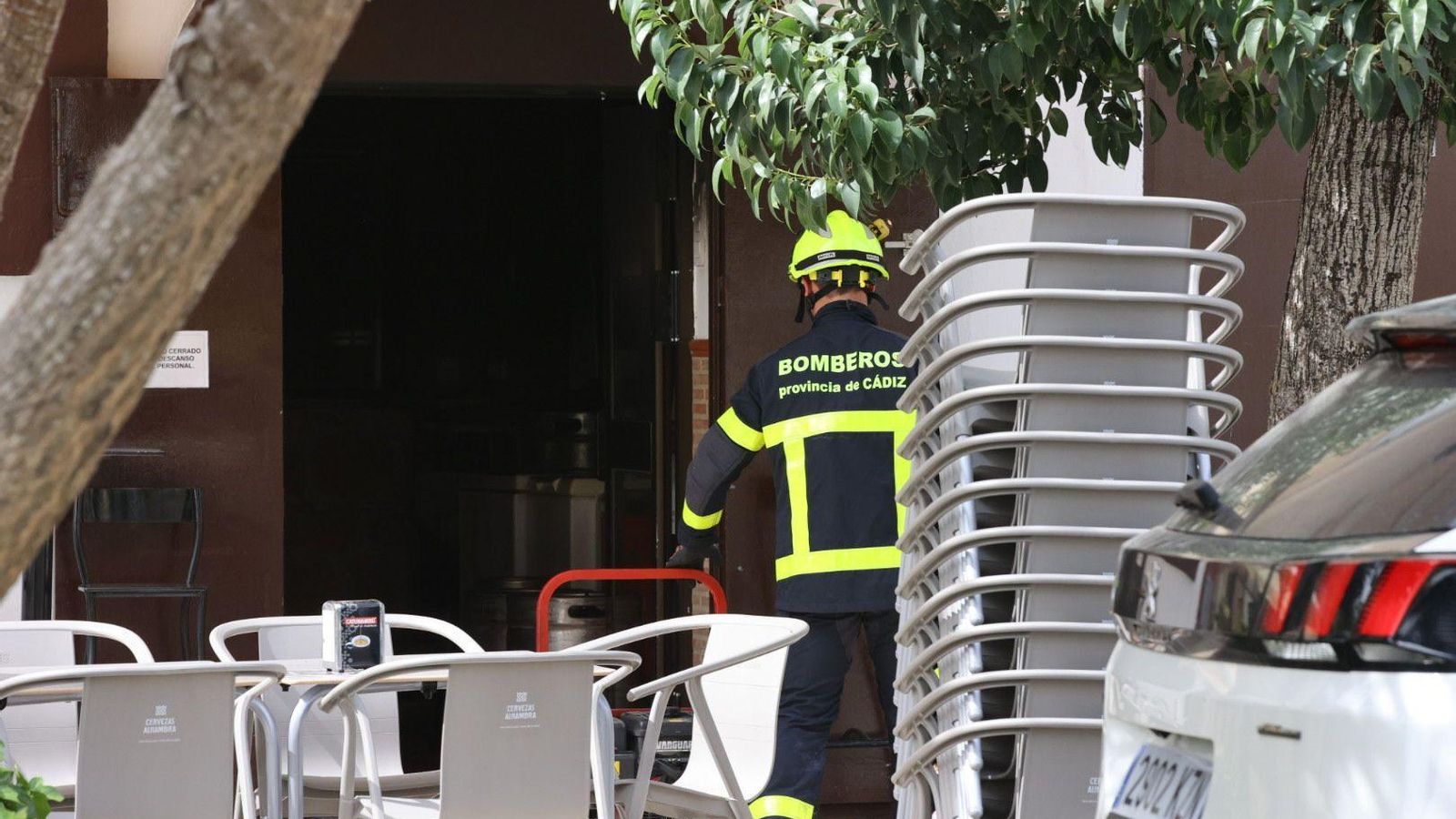 Un bombero, accediendo al establecimiento.