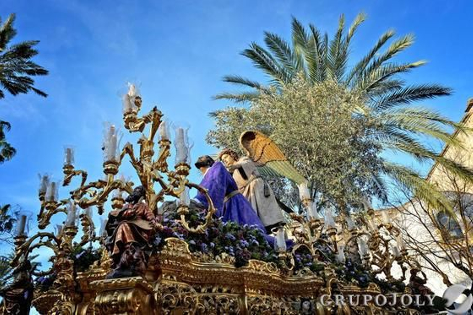 El Señor de la Oración en el Huerto se planta en Cristina con su eterna ‘escolta’ del Ángel Confortador.

Foto: Manu Garcia