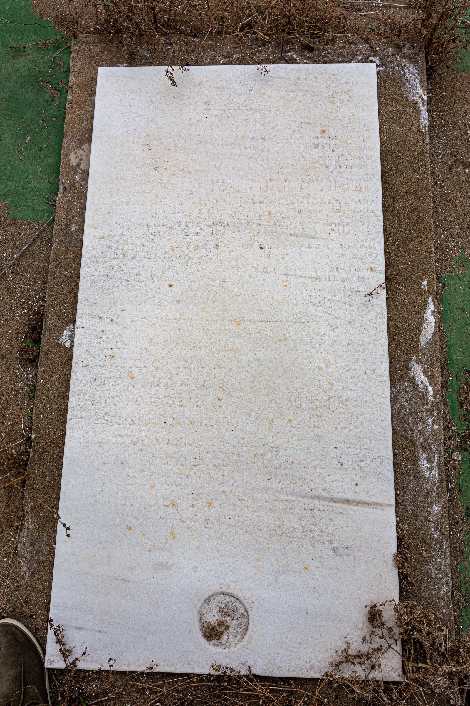 Lápida correspondiente al primer enterramiento, de 1905.