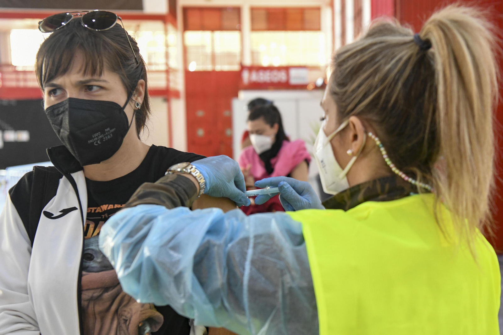 Fotos de la segunda jornada de vacunación masiva en Granada