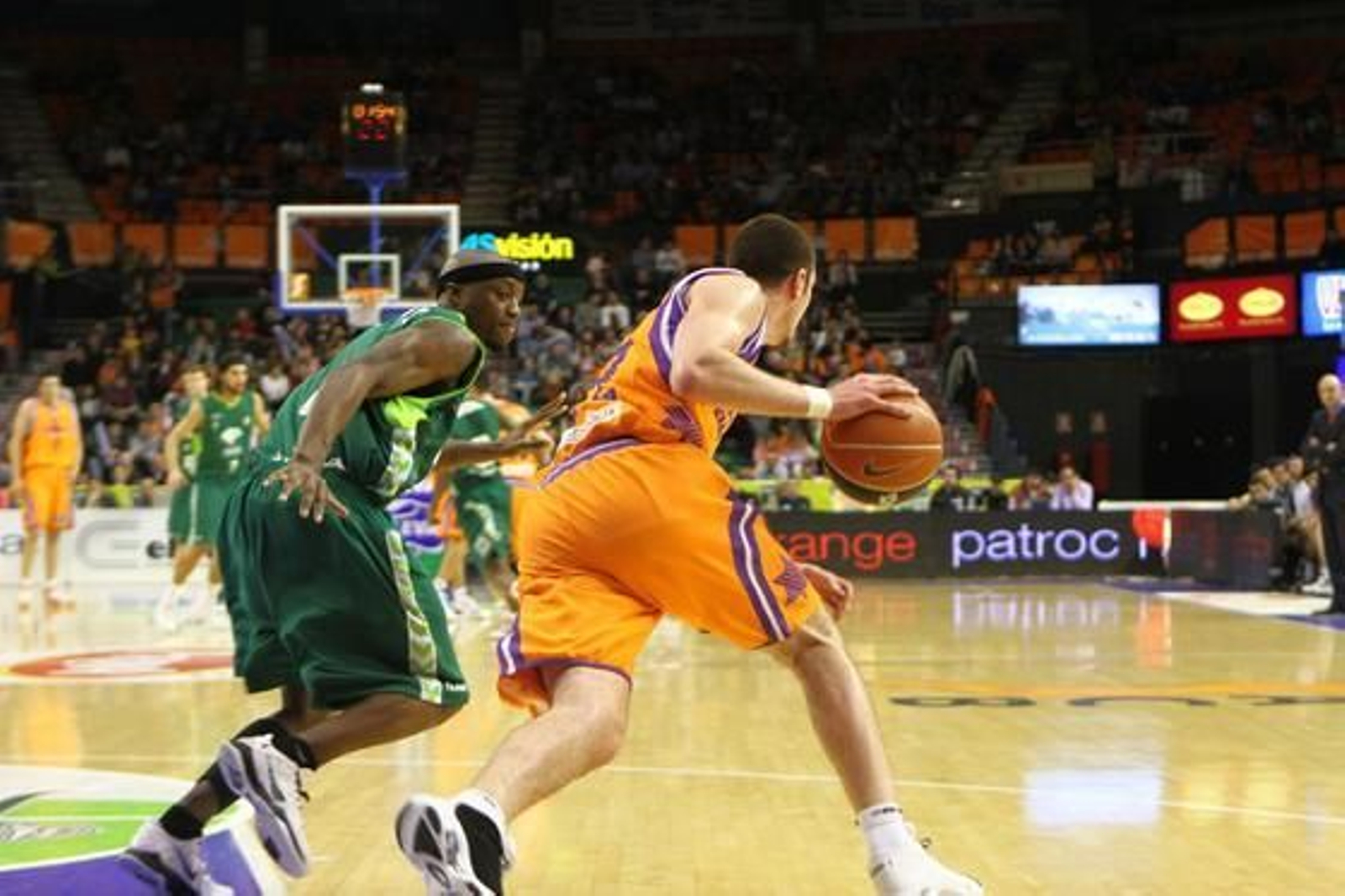 El Unicaja cae ante el Valencia lastrado por una mala primera parte. / LOF