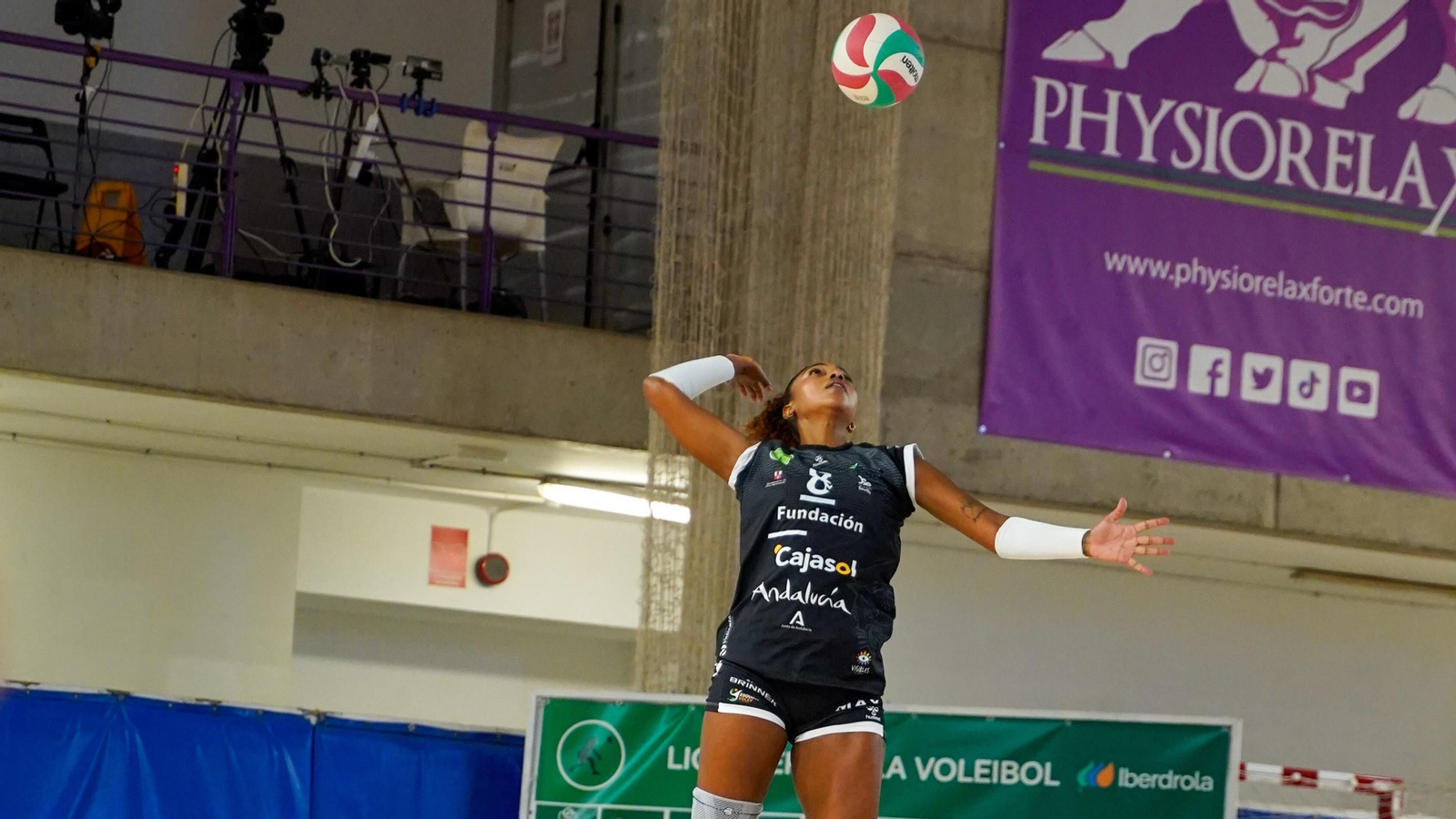 Maguilaura Frías efectúa un saque durante el partido en Tenerife.