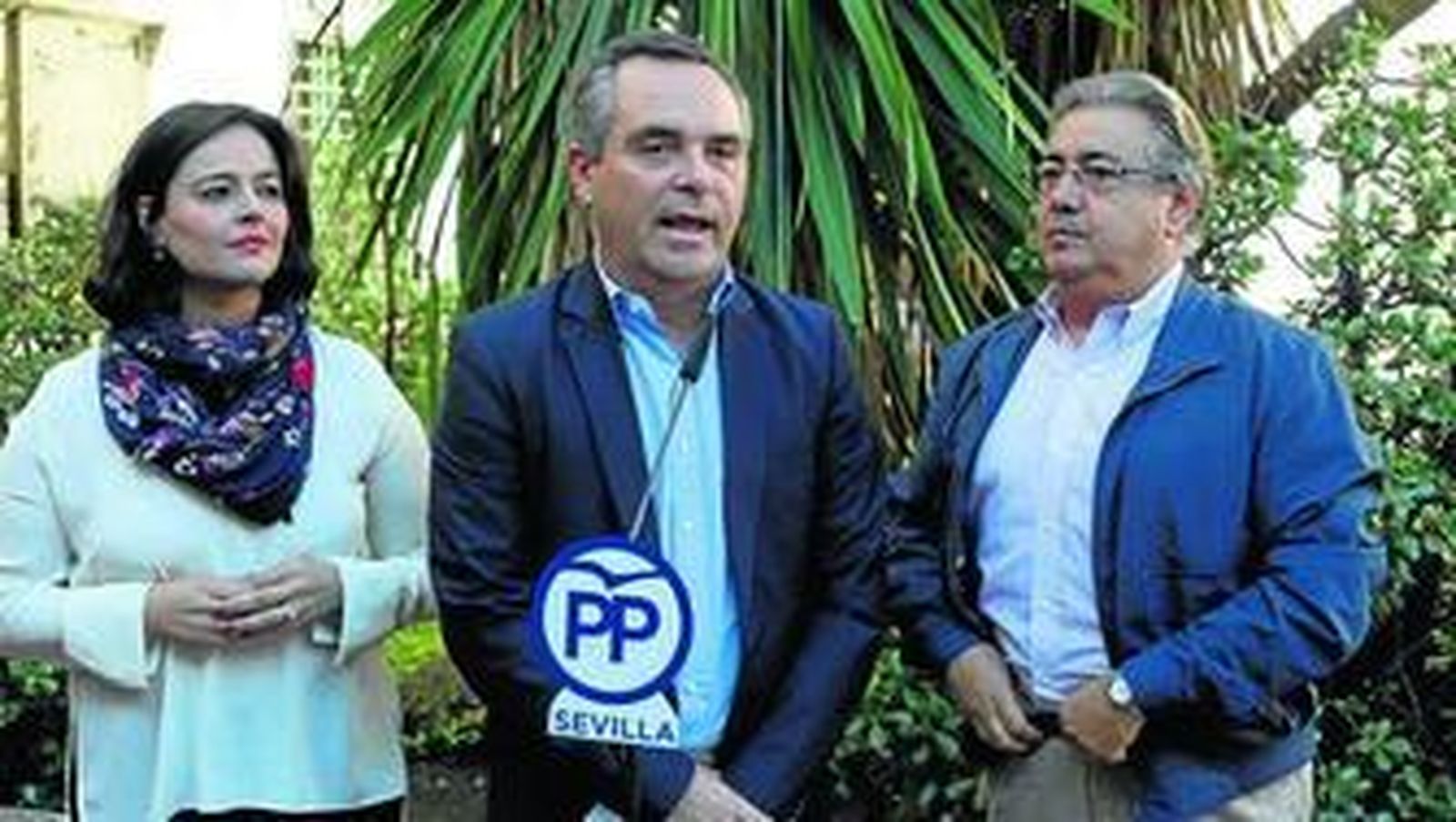 Juan Bueno, presidente del PP de Sevilla, junto a Virginia Pérez y Juan Ignacio Zoido, ayer en la sede provincial.