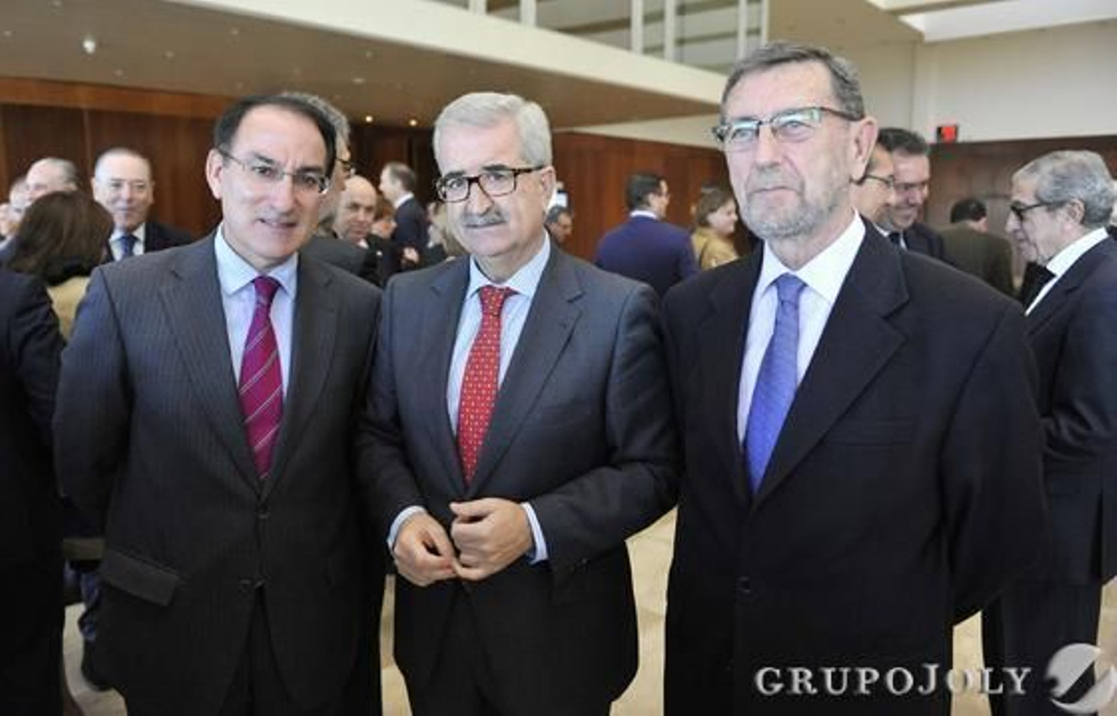 Javier González de Lara, presidente de la CEA; José Manuel Jiménez Barrios, consejero de Presidencia, y Manuel Gracia, presidente del Parlamento de Andalucía.

Foto: Belén Vargas/ Juan Carlos Vázquez