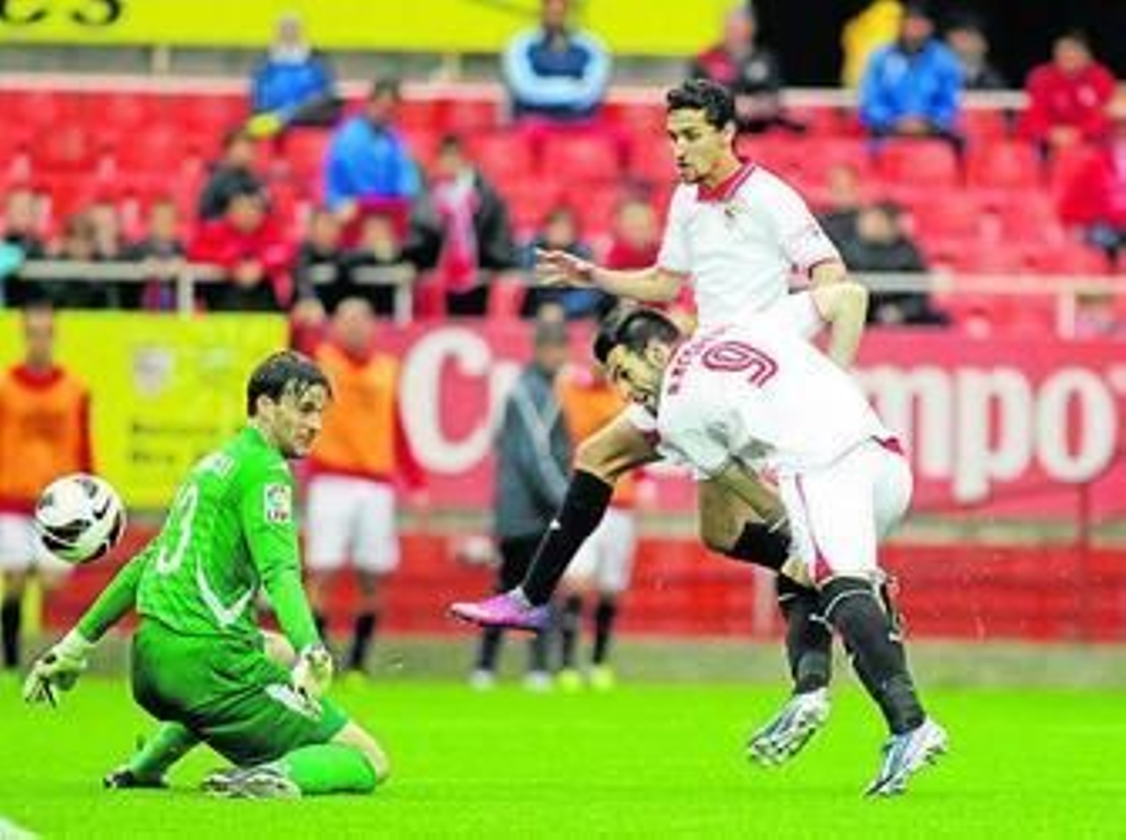 Negredo bate a Leo Franco en el 4-0 ante el Zaragoza.