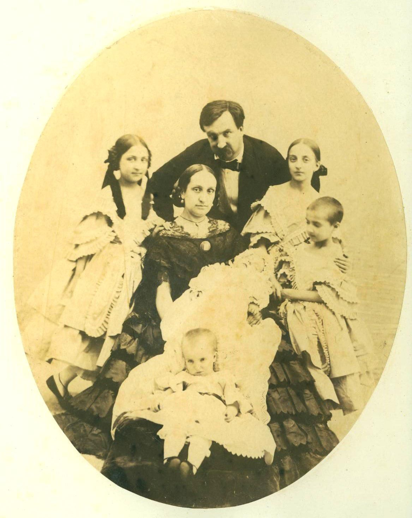 Retrato de la familia Montpensier. (La fotografía de la corrida de toros de 1859 puede verse en la edición en papel de Diario de Cádiz).