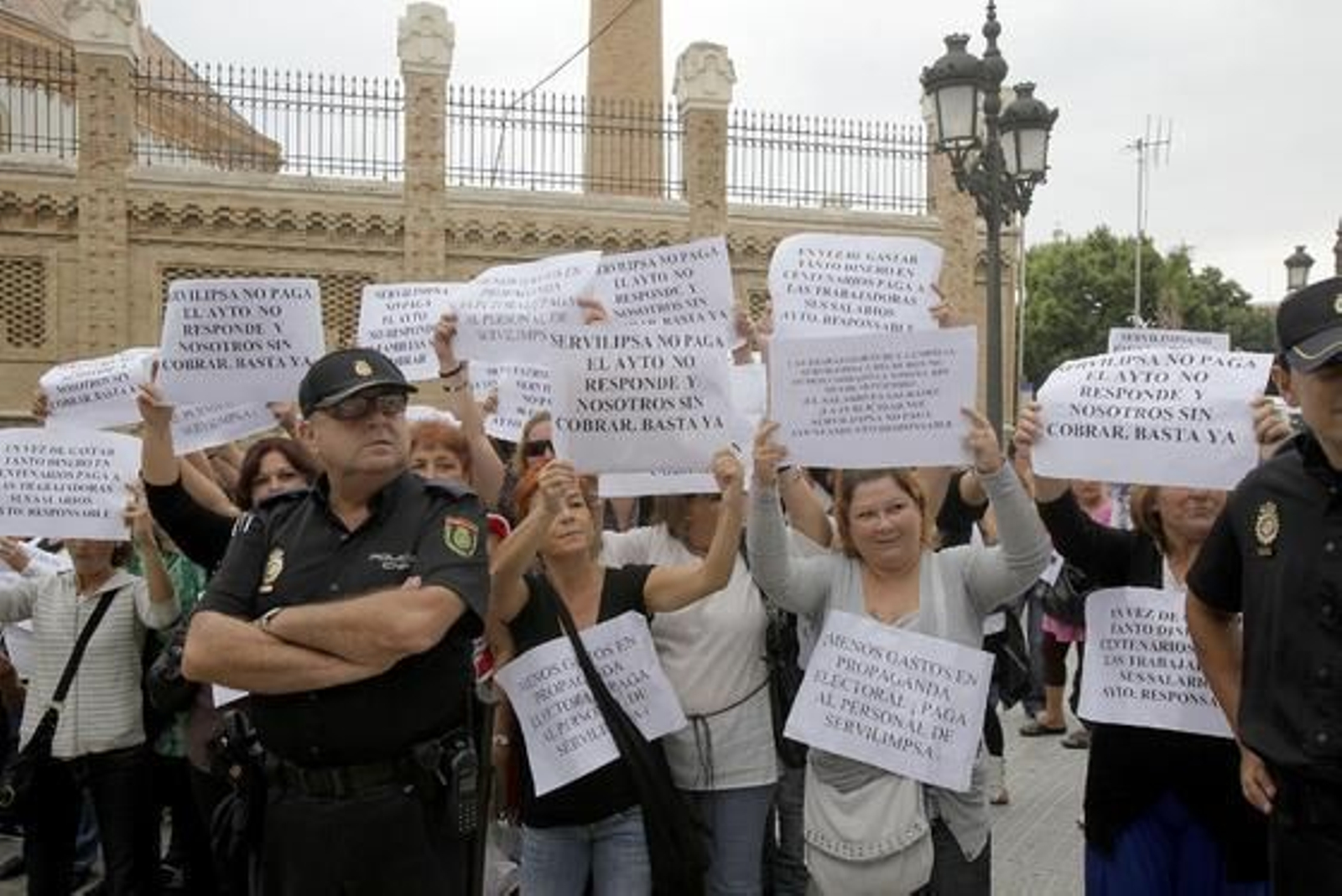 La iglesia de Santo Domingo acoge la tradicional ofrenda floral a la Virgen del Rosario con motivo del Día de la Patrona de Cádiz. 

Foto: Jesus Marin