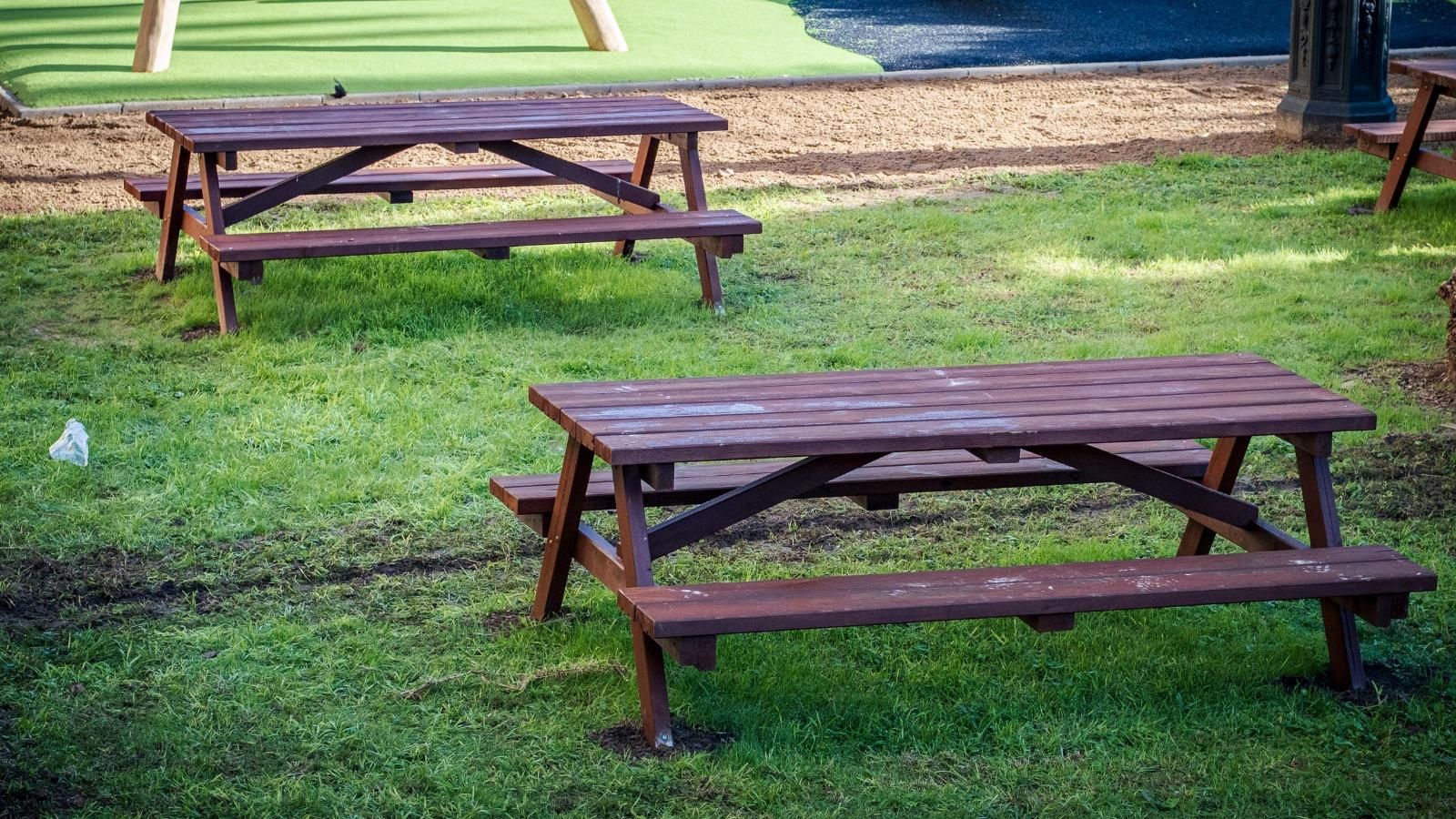 Algunos de los merenderos que se han instalado en el foso del Pelíkano de Cádiz.