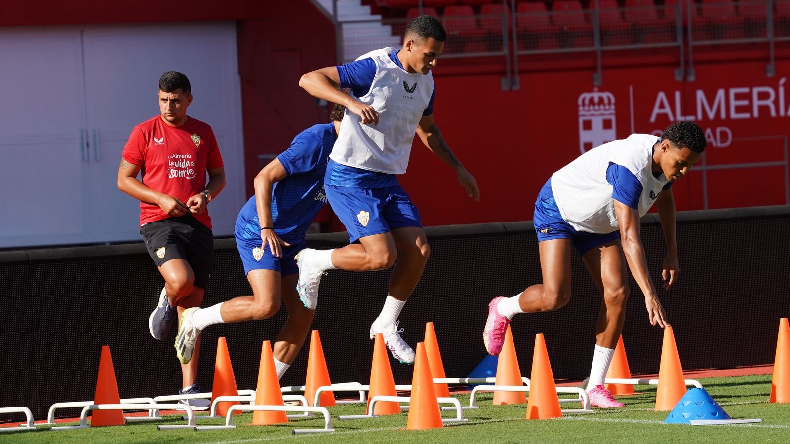 Kaiky se disputa un puesto en el eje de la zaga con Chumi, con más opciones para el gallego