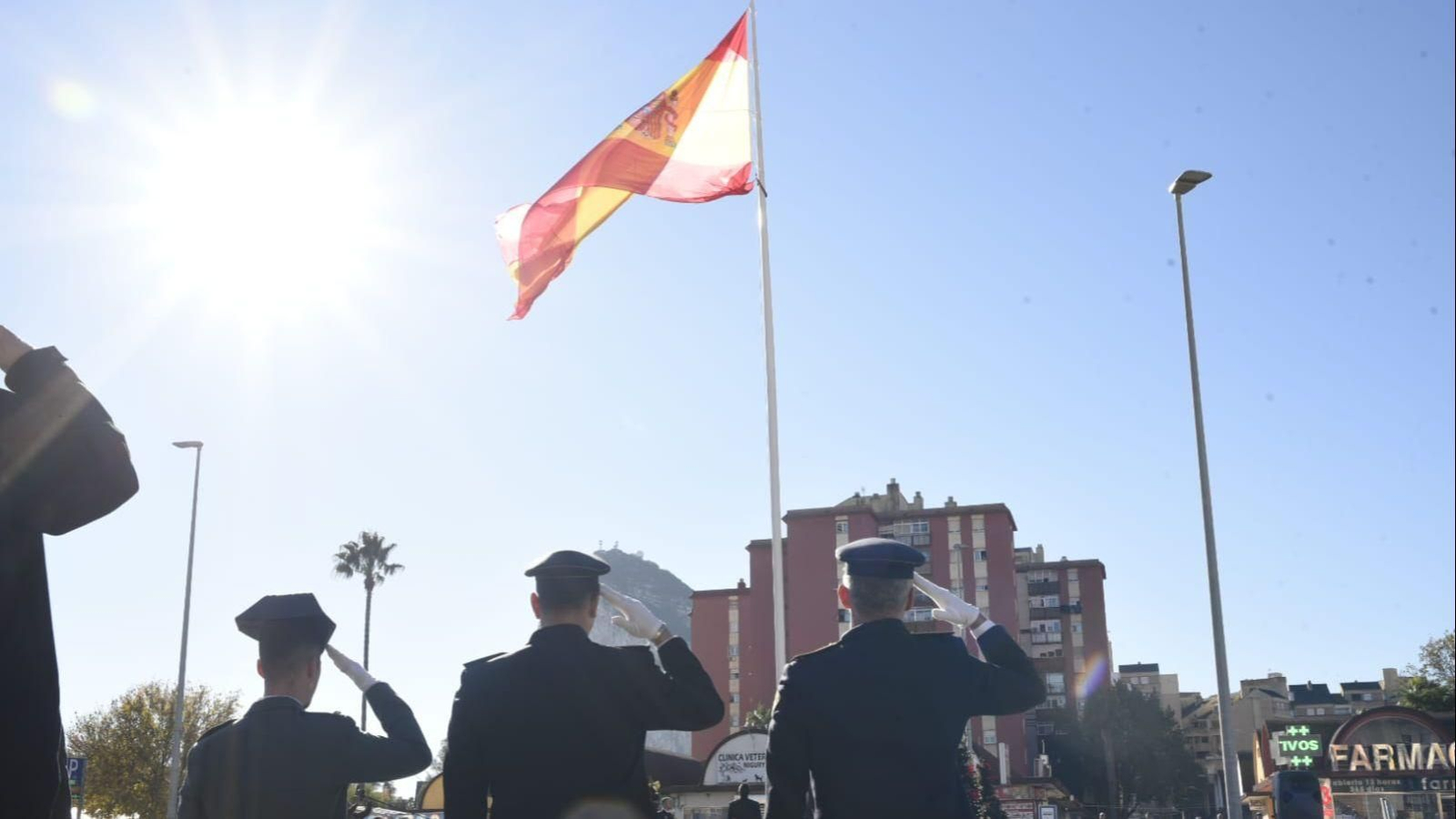 Autoridades y ciudadanía de La Línea izan la bandera española por el Día de la Constitución.