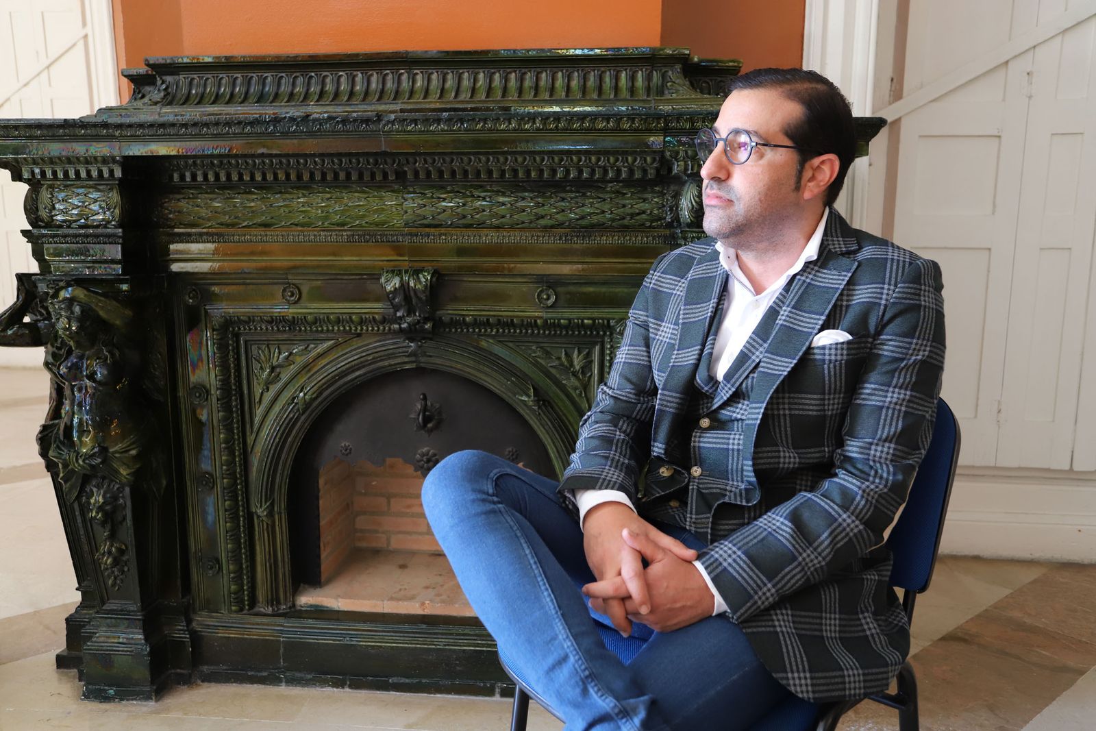 Serio Sánchez posa ante una de las chimeneas del mítico salón de la Casa Colón nació el Decano.