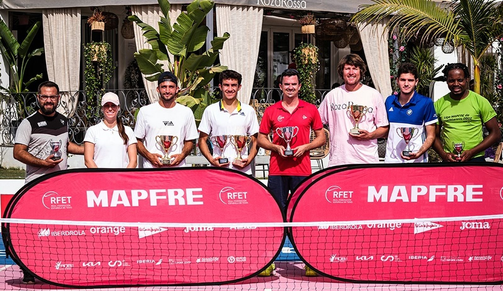 El almeriense, en el centro de la imagen, de rojo