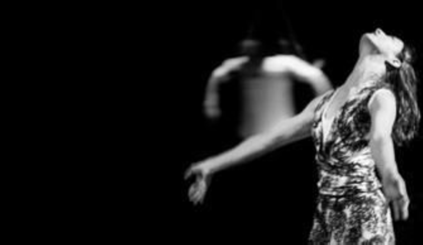 Los bailarines de Vandekeybus juegan con conceptos como la atracción y el rechazo, el riesgo y el instinto.