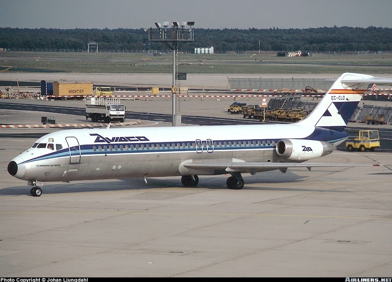1. La base de 'La Parra' con los P3 Orión en la plataforma. 2. Unos militares posan ante uno de estos aviones antisubmarinos. 3. El primer avión que unió Jerez con Madrid en 1975 en vuelo comercial. 4. Propaganda de Aviaco.