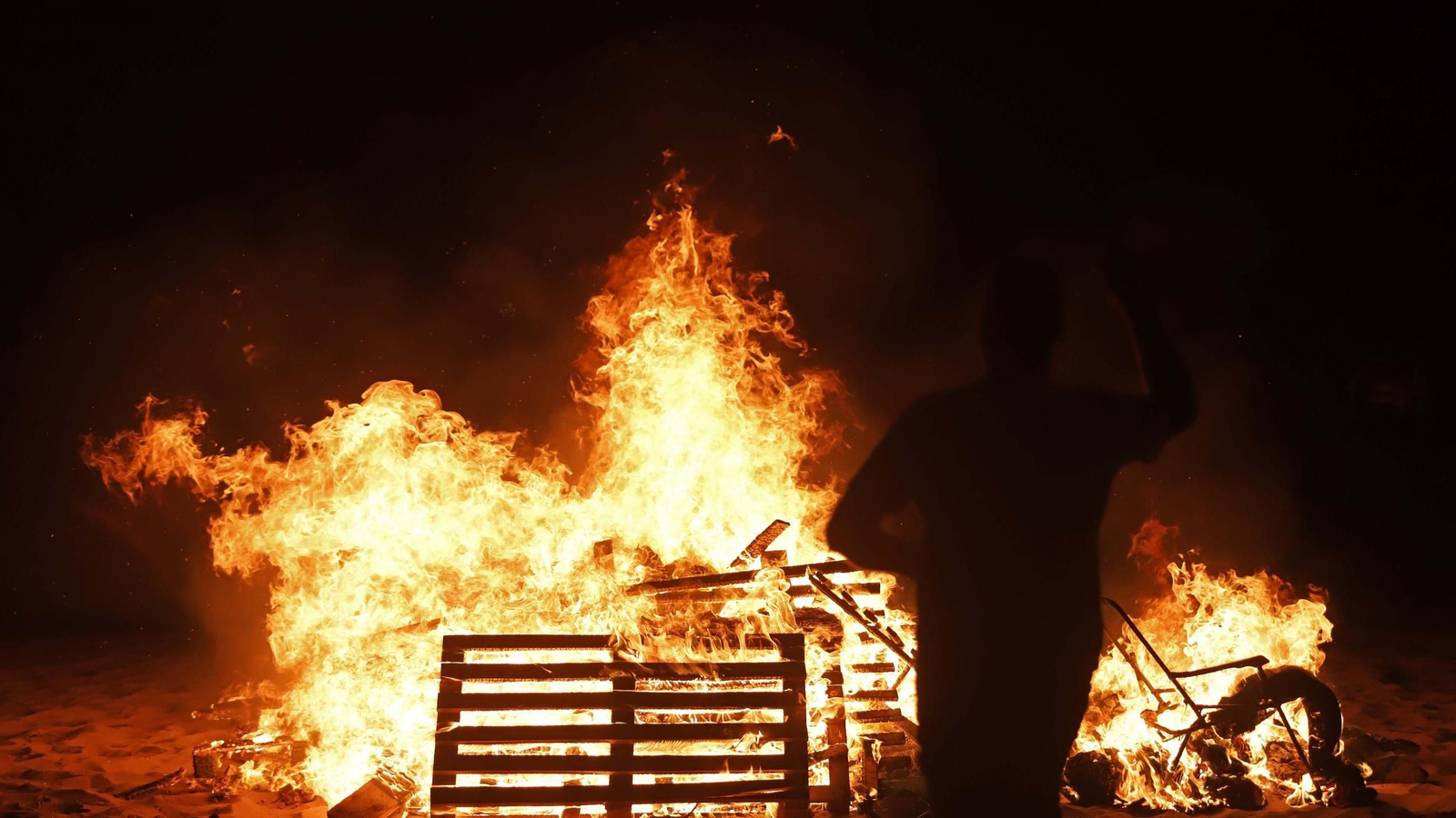 Una hoguera de San Juan en la playa de Getares, en Algeciras.
