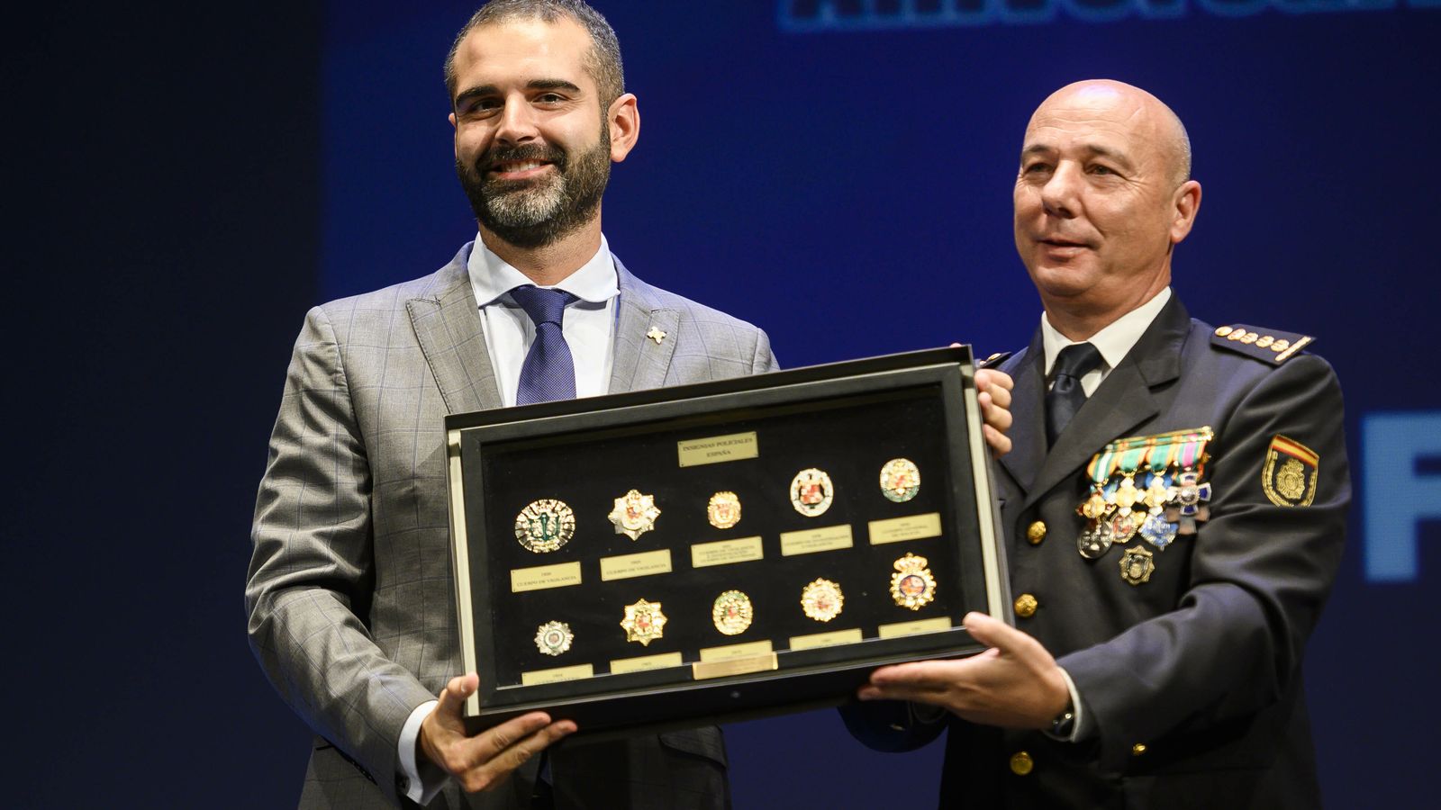 El alcalde de Almería, Ramón Fernández-Pacheco, recibe el reconocimiento de manos del comisario principal Rafael Madrona.