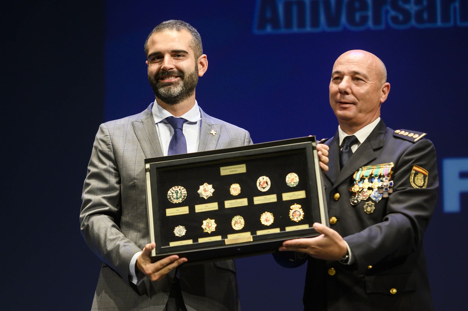 El alcalde de Almería, Ramón Fernández-Pacheco, recibe el reconocimiento de manos del comisario principal Rafael Madrona.