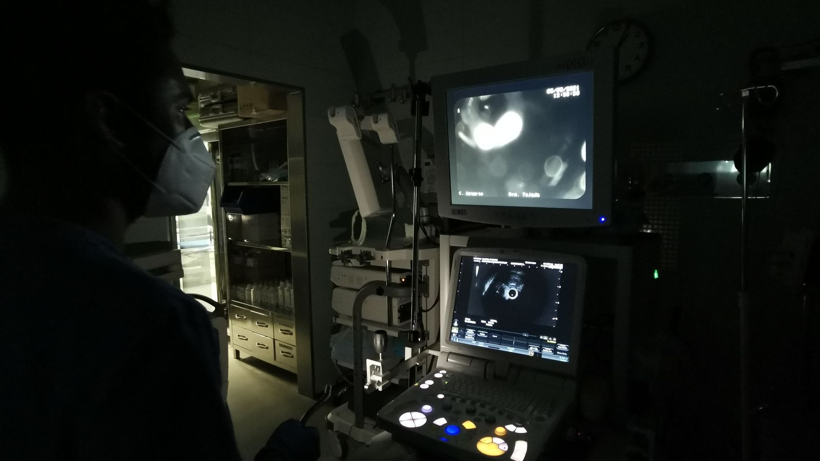 El Dr. Saez realiza una eco-endoscopia, tecnica que fusiona la ecografia y la endoscopia digestiva.