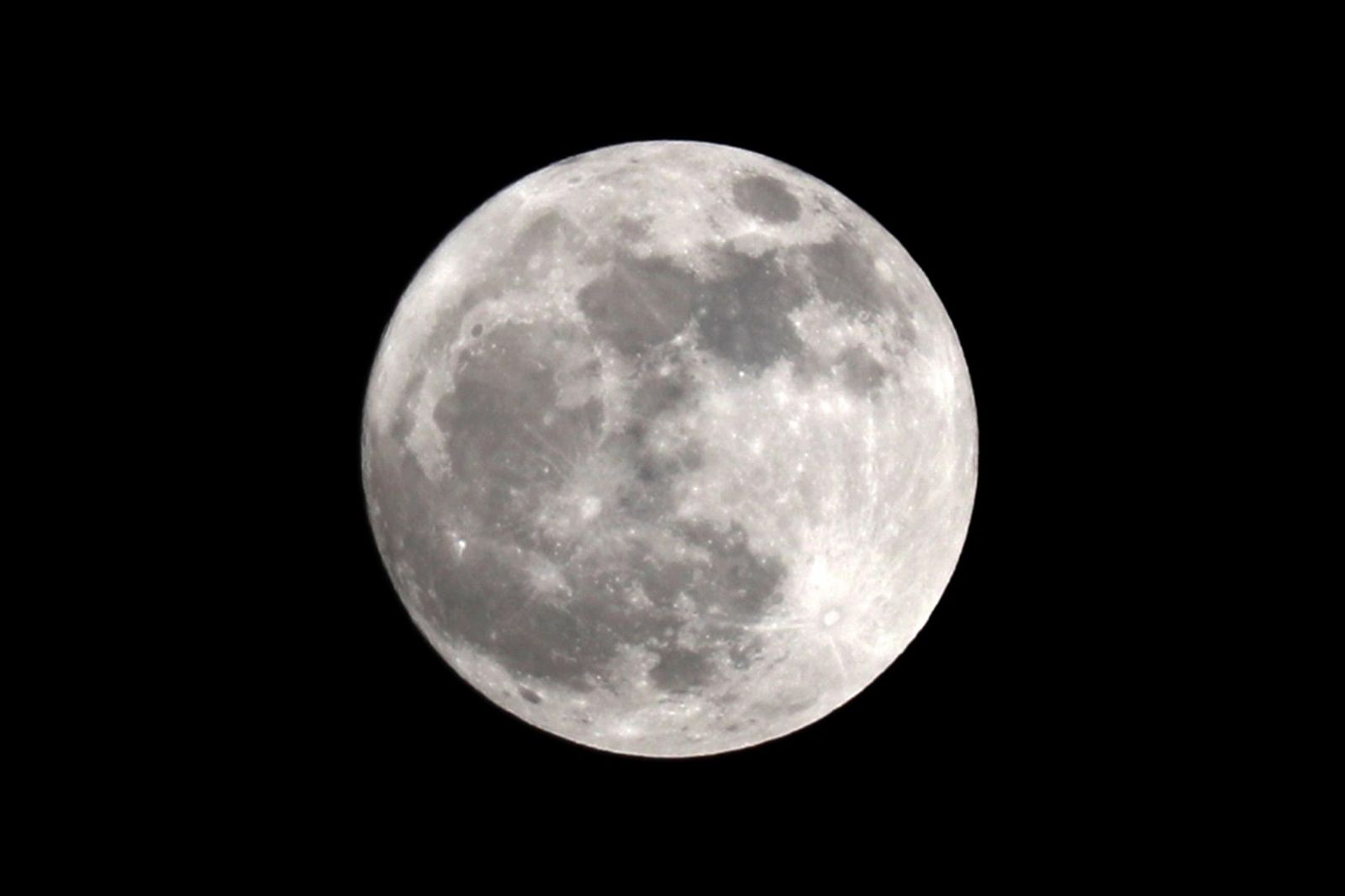 La Superluna azul captada en diferentes partes del planeta: un disfrute visual de la Luna del Esturión