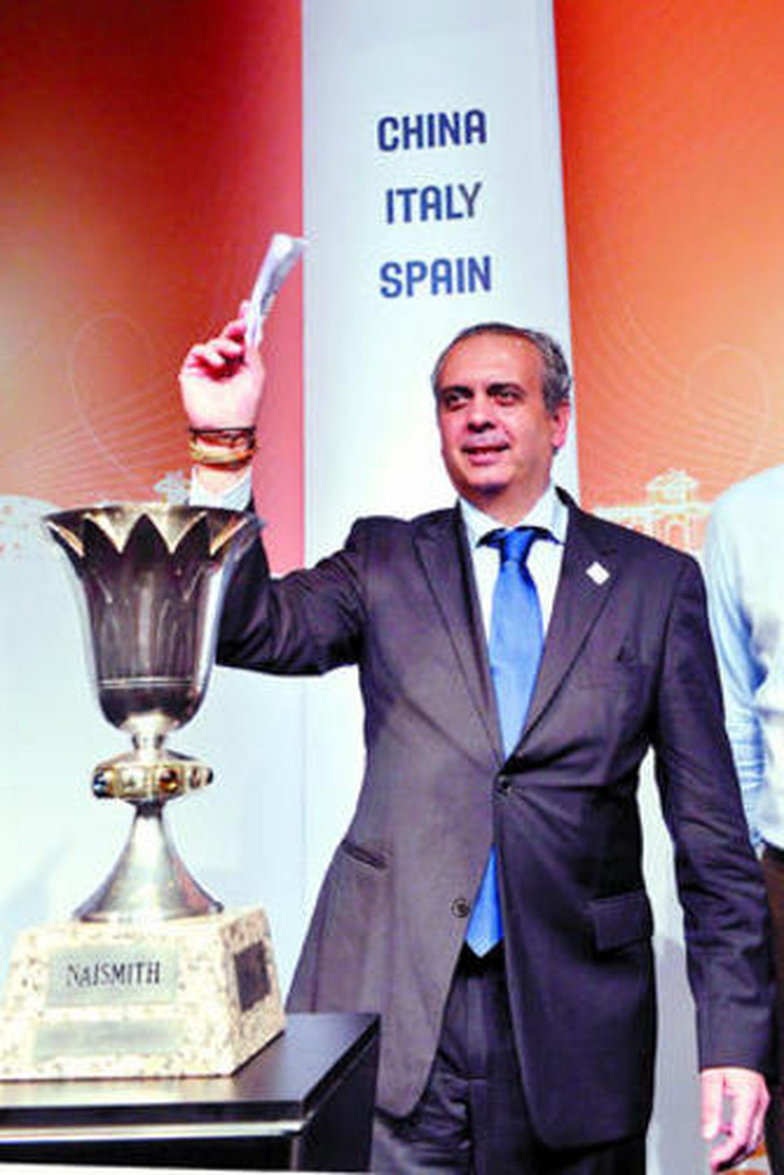 José Luis Sáez festeja la elección de España como organizadora del Mudial de 2014.