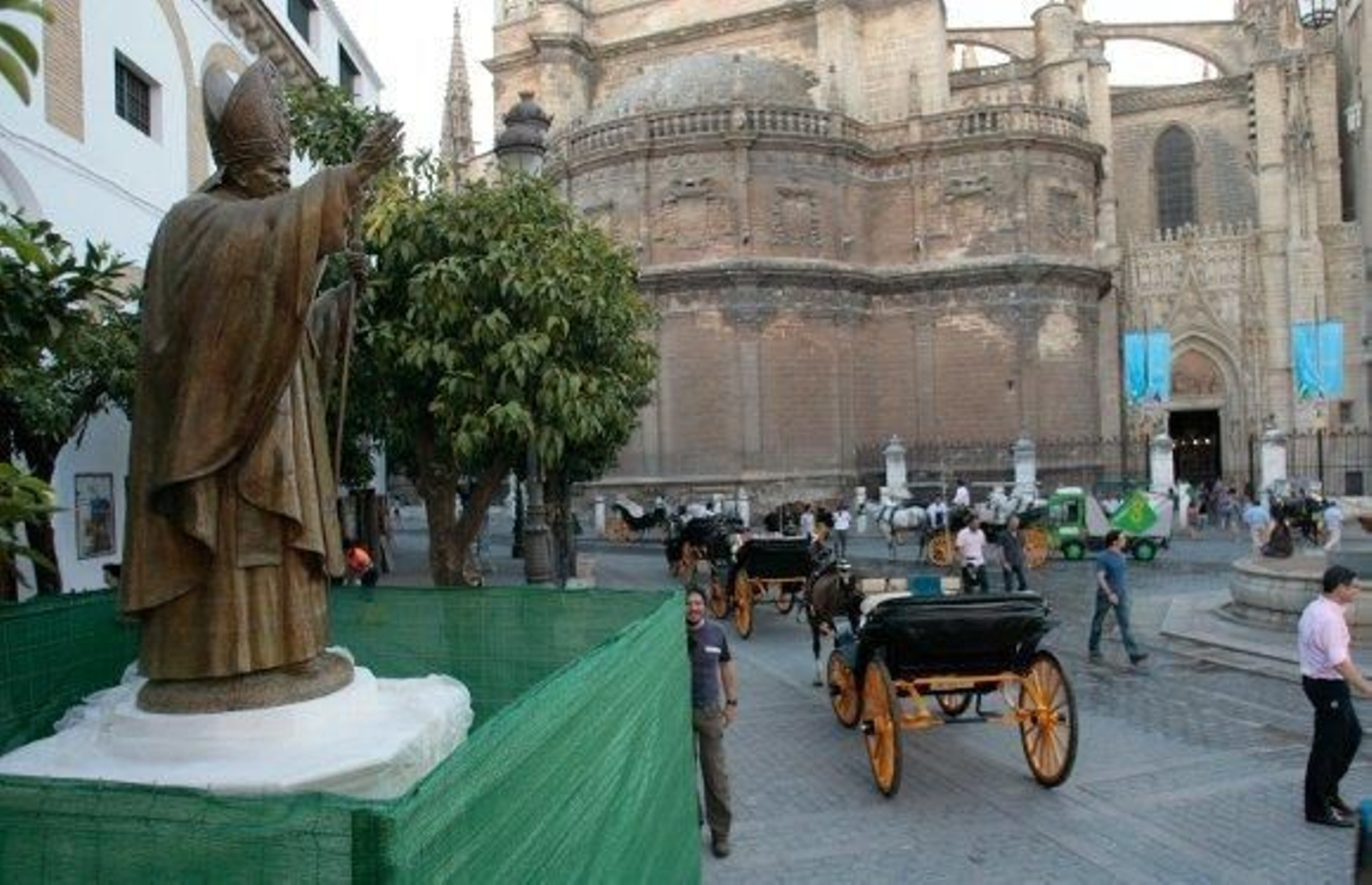 La Virgen de los Reyes alterará su recorrido para visitar el monumento a Juan Pablo II
