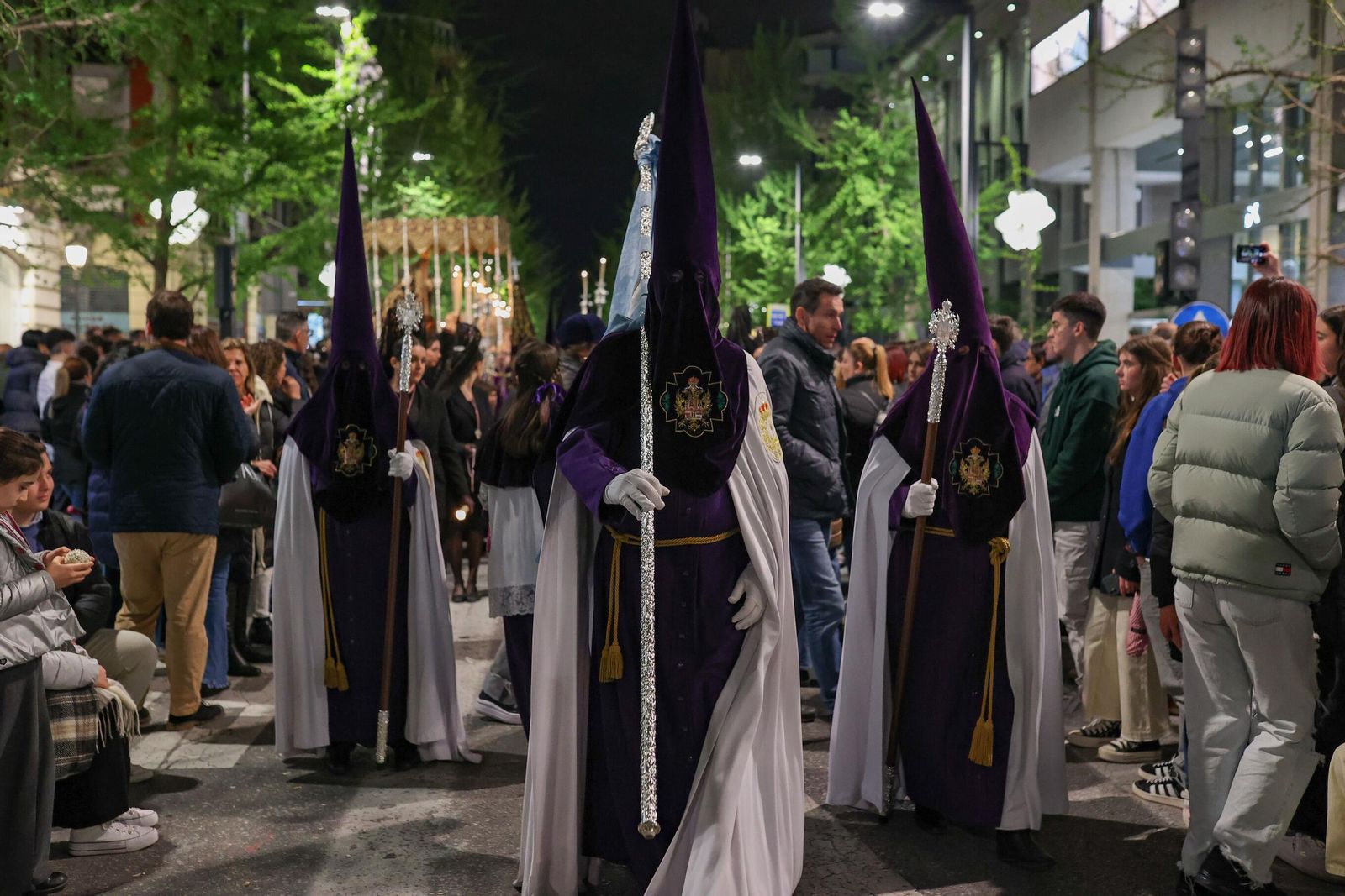 Así recibió la Gran Vía de Colón a la Hermandad de las Penas 2025