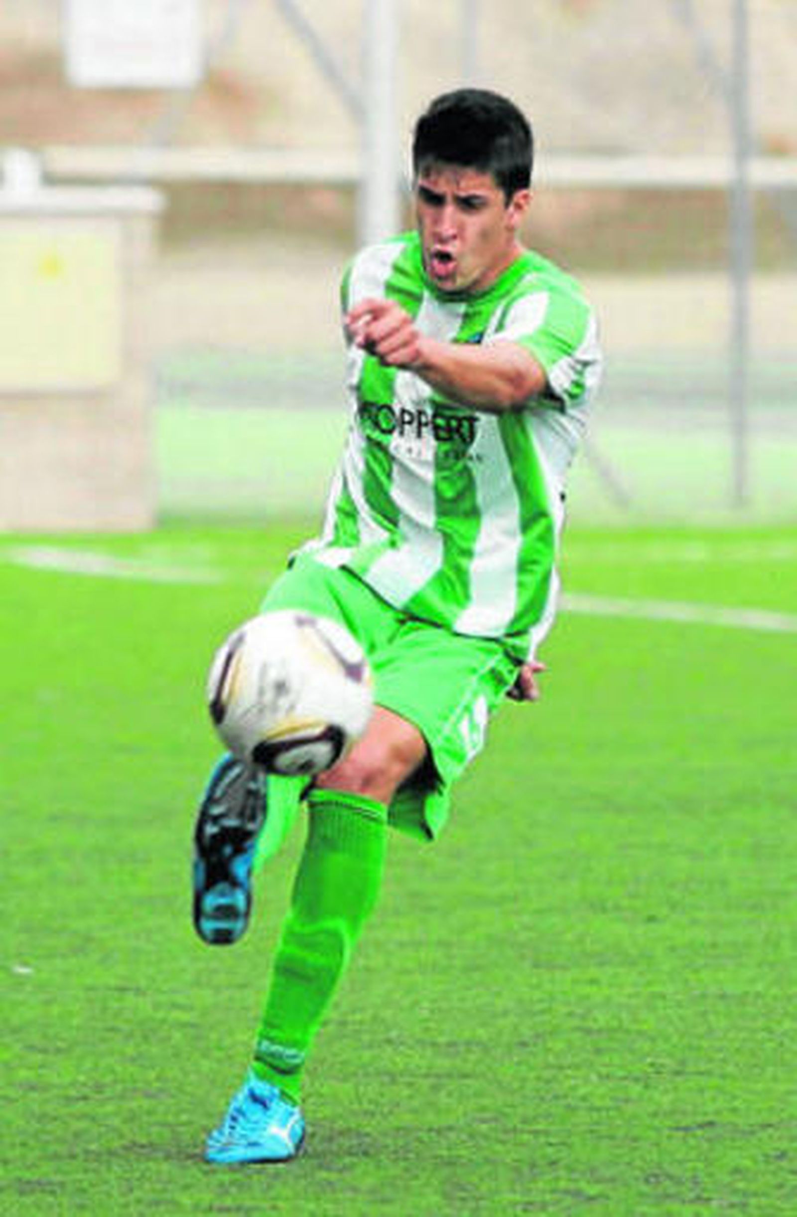 Un jugador vicario tras golpear el esférico.