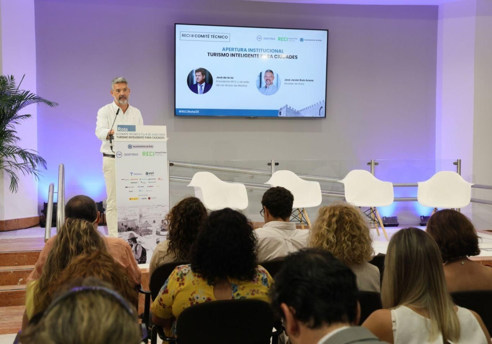 El alcalde de Rota, José Javier Ruiz Arana, interviene como anfitrión en el foro. El alcalde de Rota, José Javier Ruiz Arana, interviene como anfitrión en el foro.