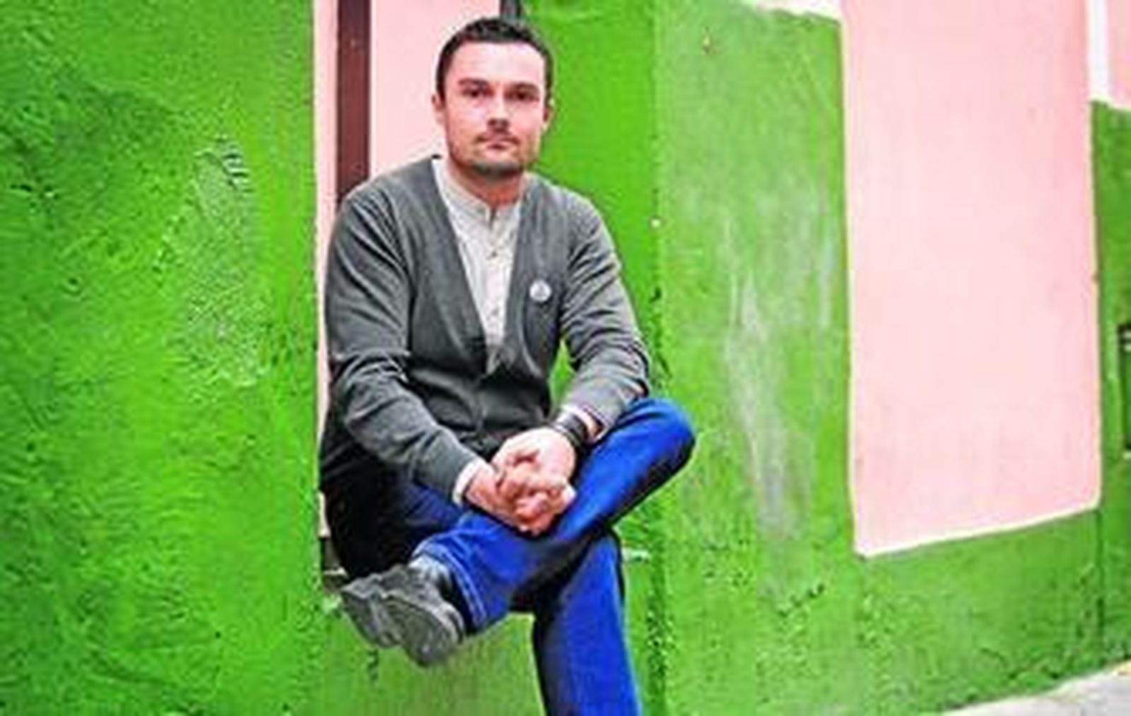 El candidato de Ganemos Cádiz, Martín Vila, ayer en el barrio del Pópulo.