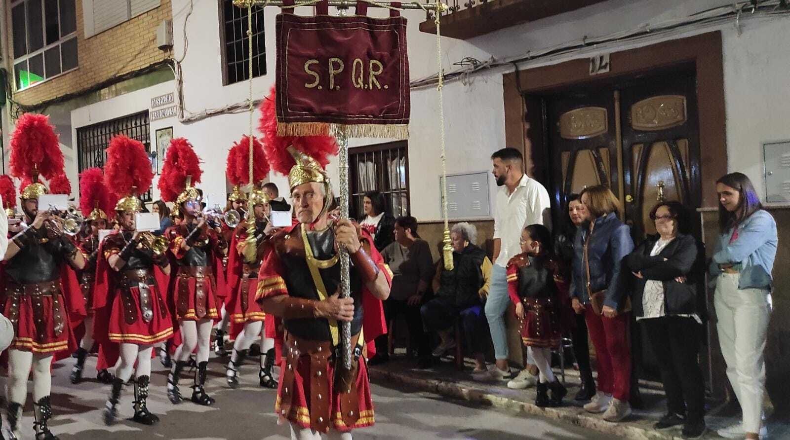 Miércoles Santo en Iznájar: La colorida procesión del Cristo Amarrado a la Columna, en imágenes