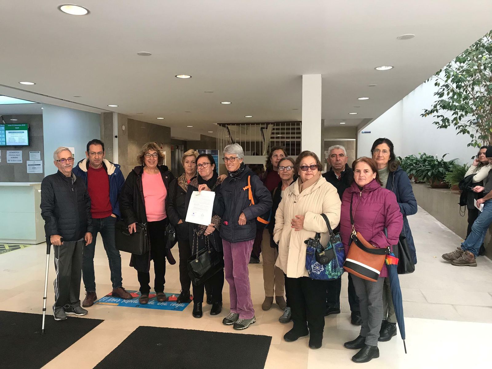 Los representantes de las once asociaciones en el Ayuntamiento, mostrando el escrito que presentaron en el registro el pasado día 2 de diciembre.